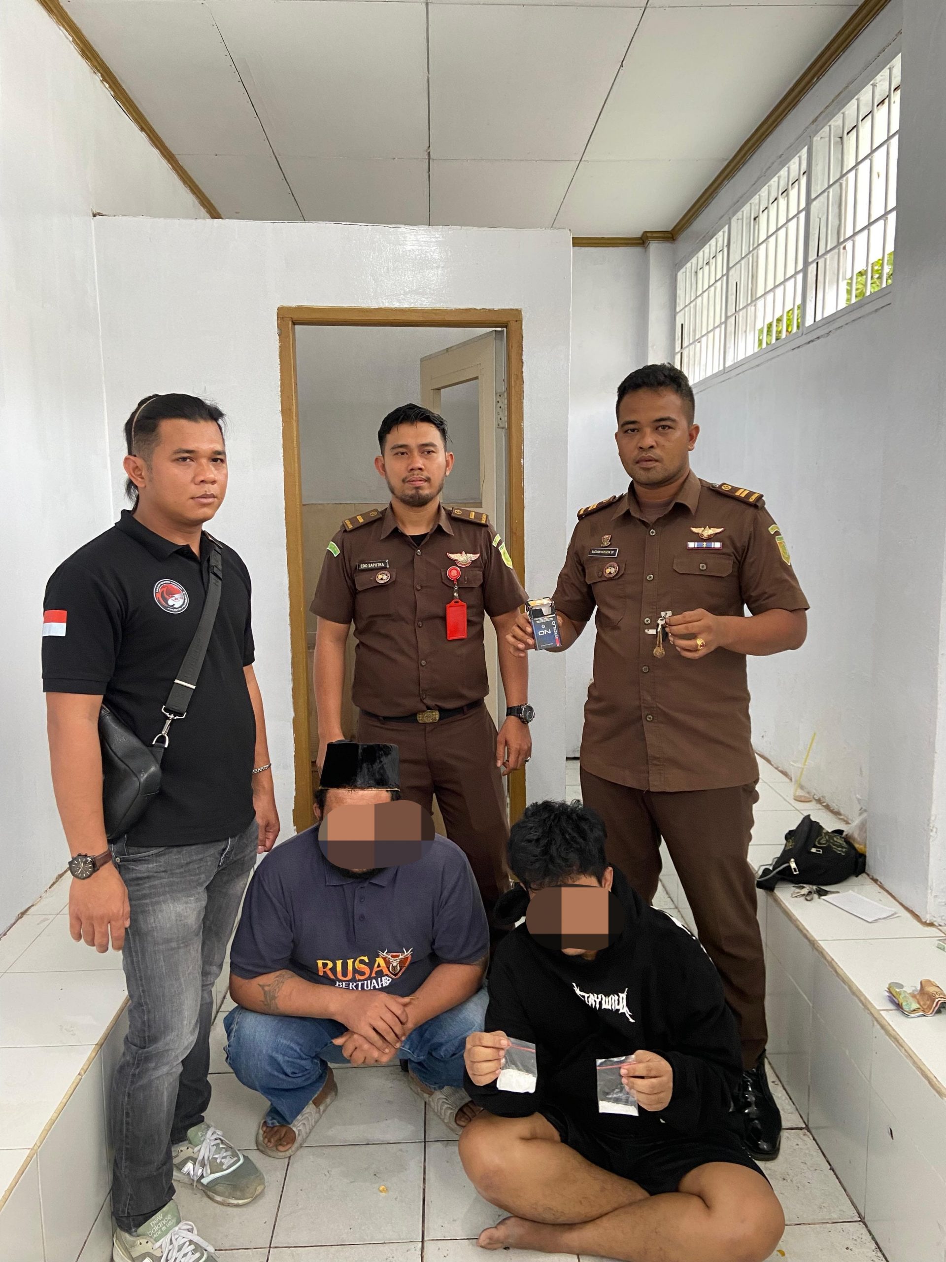 Tim Pengawalan Tahanan Kejari Pekanbaru Mengamankan Pemuda inisial DEK