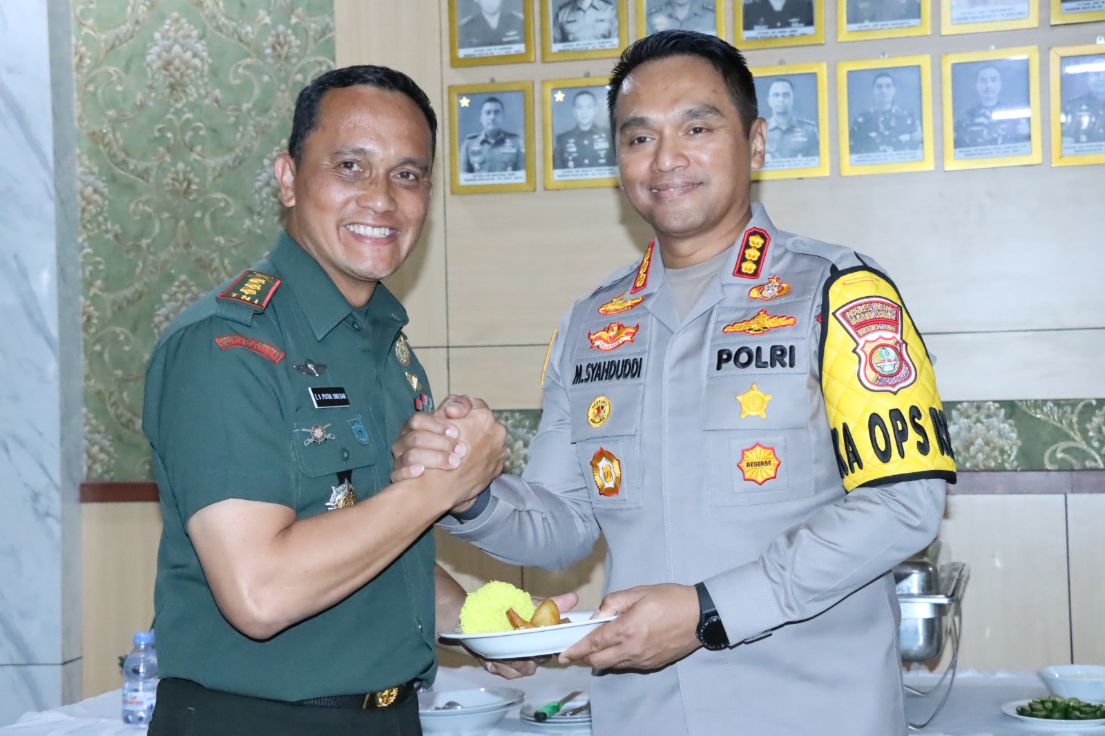 Soliditas TNI-Polri di Jakarta Barat : Polres Metro Jakarta Barat Beri Kejutan di HUT TNI Ke-79