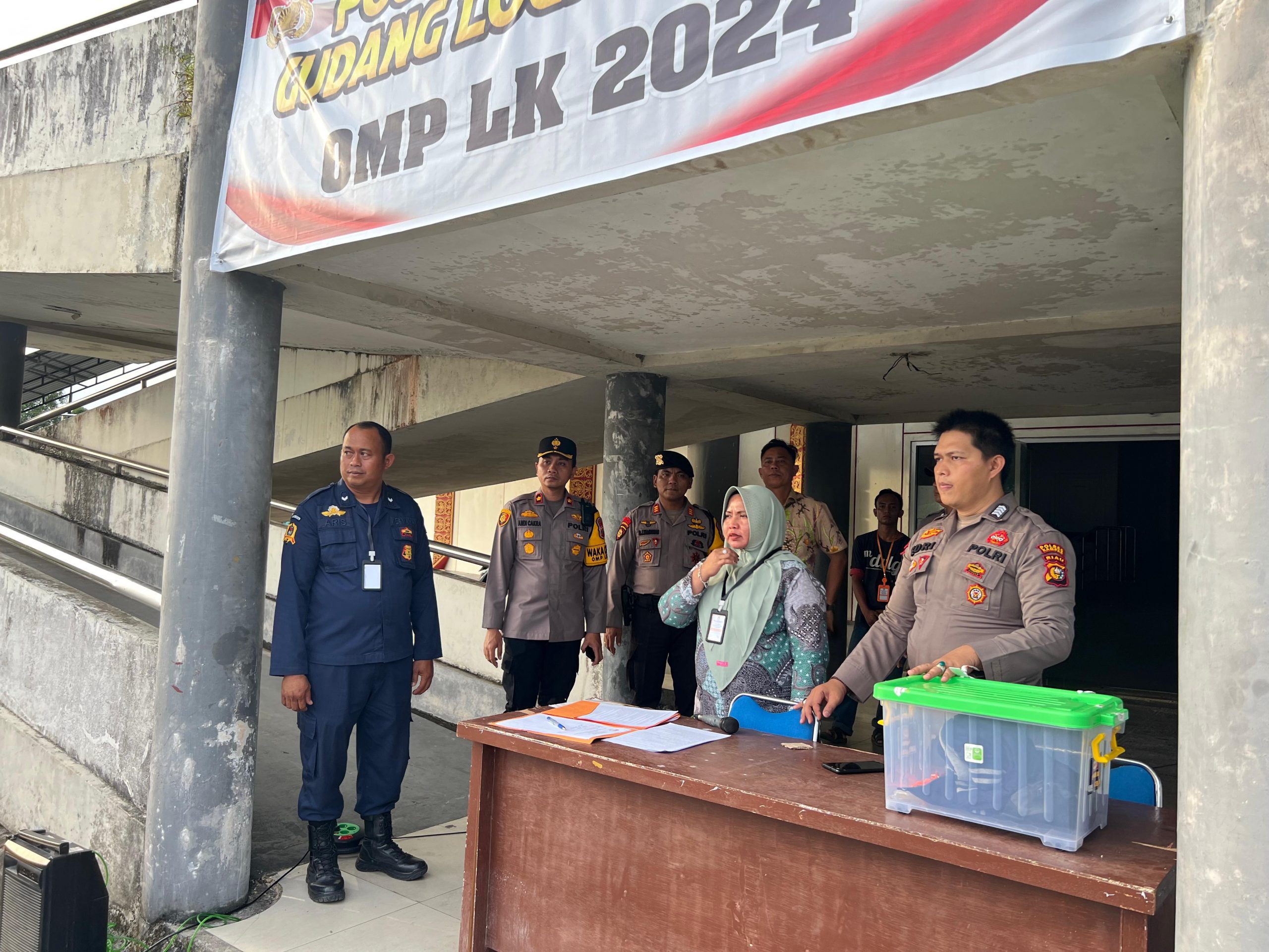 Polres Kampar Ikuti Simulasi Sortir Pelipatan dan Penghitungan Surat Suara Pilkada 2024 di Gudang KPU