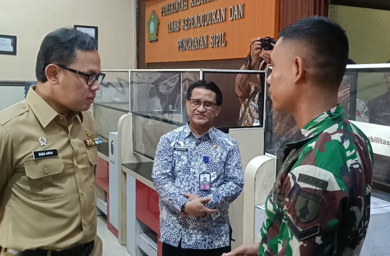 Sidak Dispendukcapil Sidoarjo, Wamendagri Bima Arya Puji Kolaborasi dengan TNI untuk Jemput Bola Akta Kelahiran