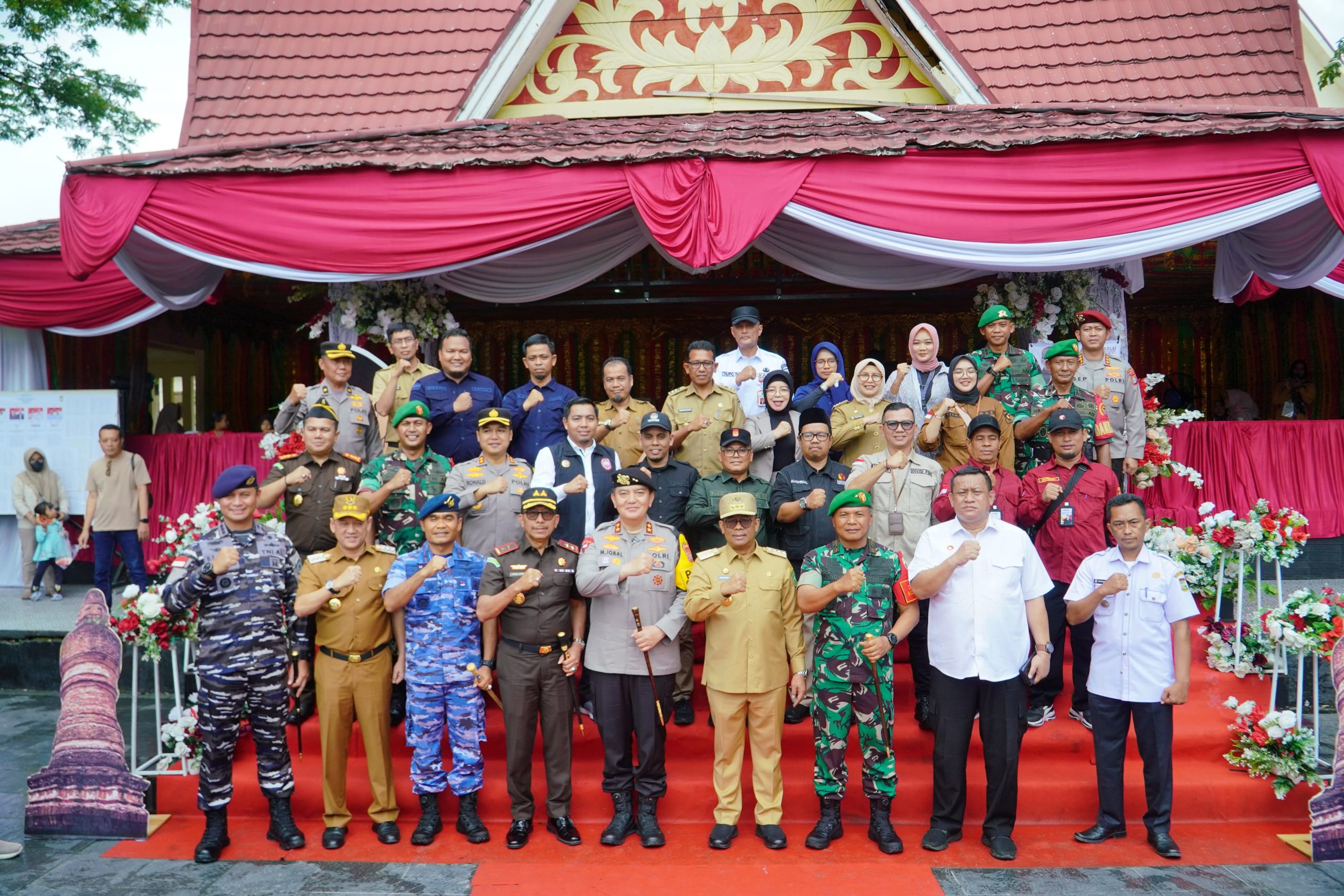 Pj Bupati Kampar Dampingi Pj. Gubernur dan Forkopimda Riau Tinjau Pelaksanaan Pilkada Serentak di Kabupaten Kampar