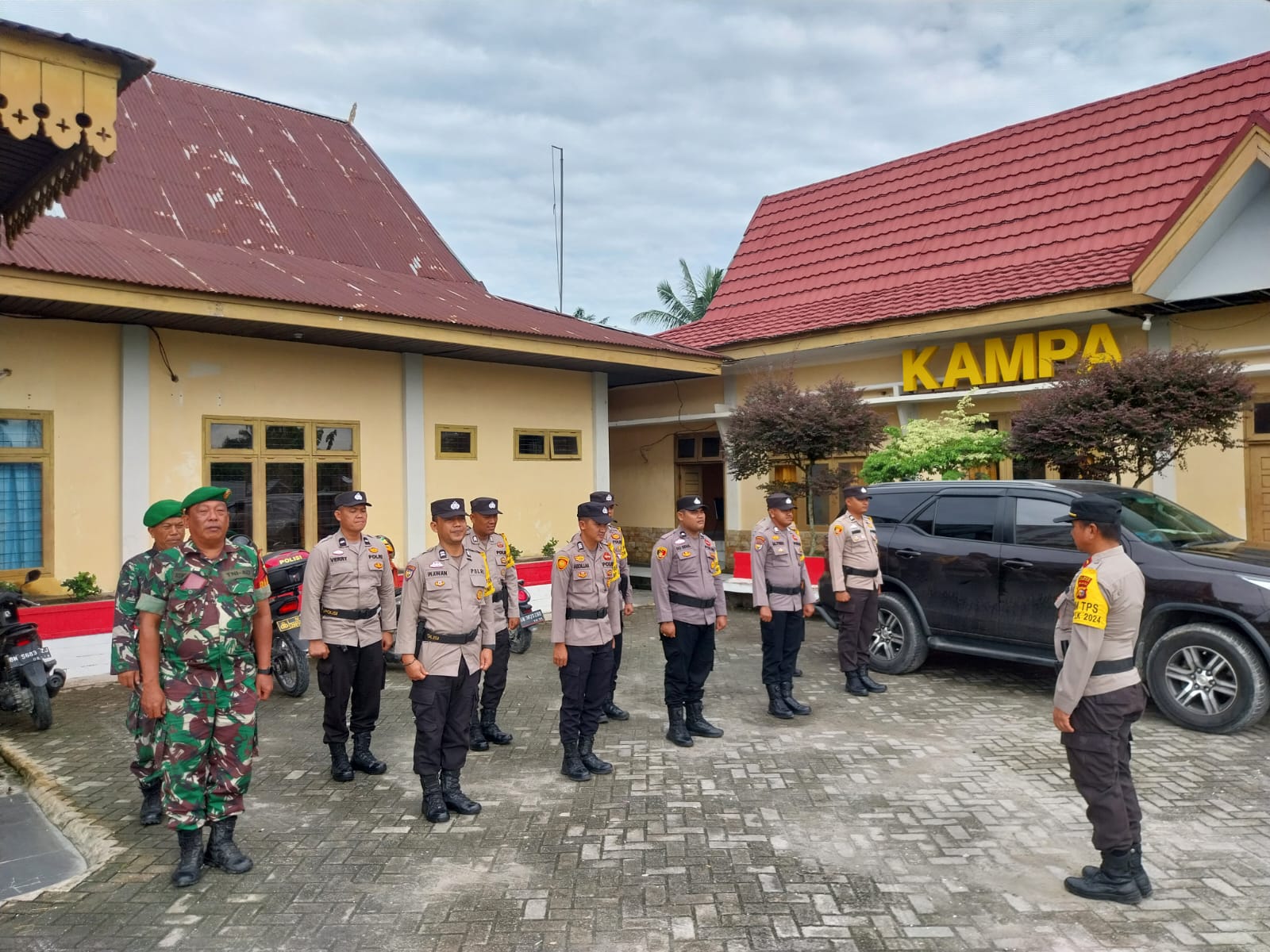 “Siap Siaga! Polsek Tambang Kawal Ketat Pleno Pilkada di Kecamatan Kampa”