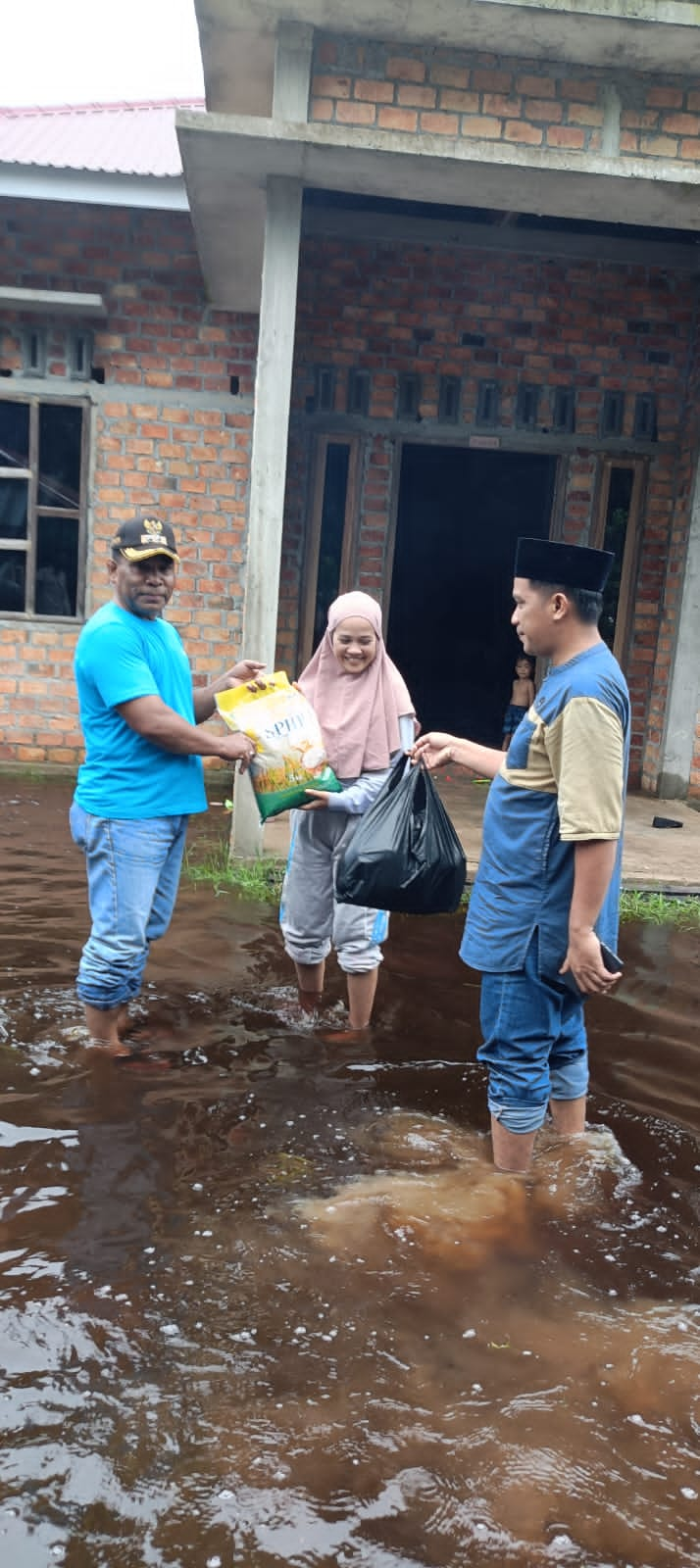 40 Rumah Warga Terendam Banjir Pemerintahan Desa Sebauk Salurkan Bantuan Beras