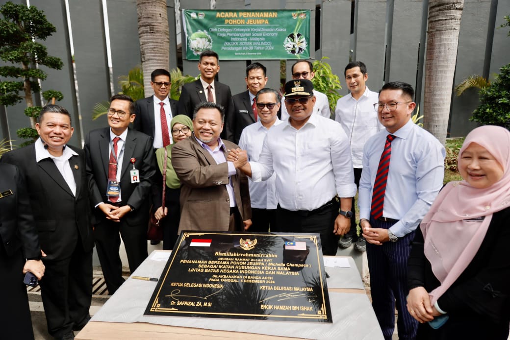 Pj Gubernur Safrizal dan Ketua Delegasi Malaysia Tanam Pohon Jeumpa di Museum Tsunami