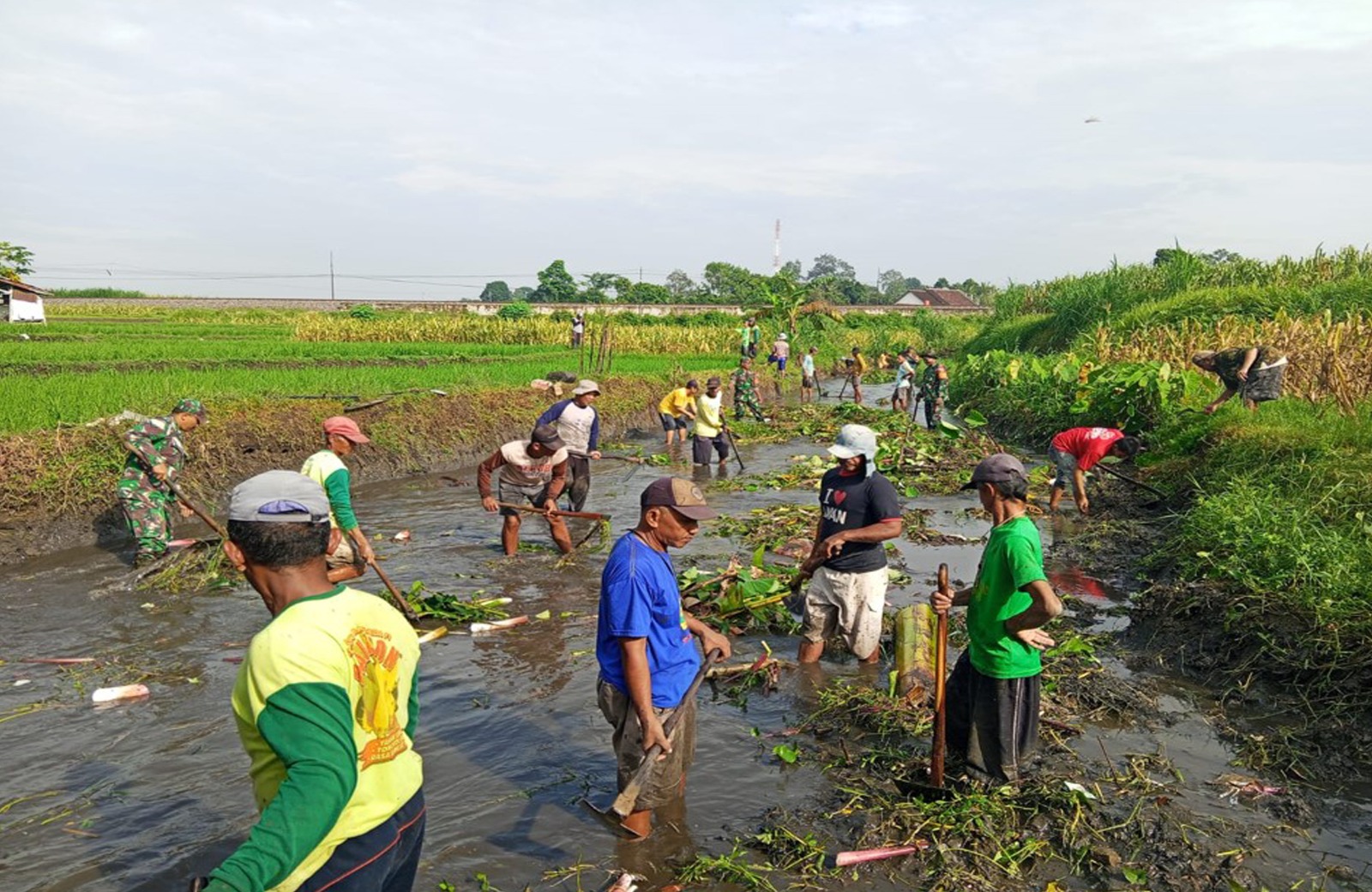 Koramil 0808/02 Garum Bersama Warga Lakukan Normalisasi Sungai dan Syukuran Dawuhan