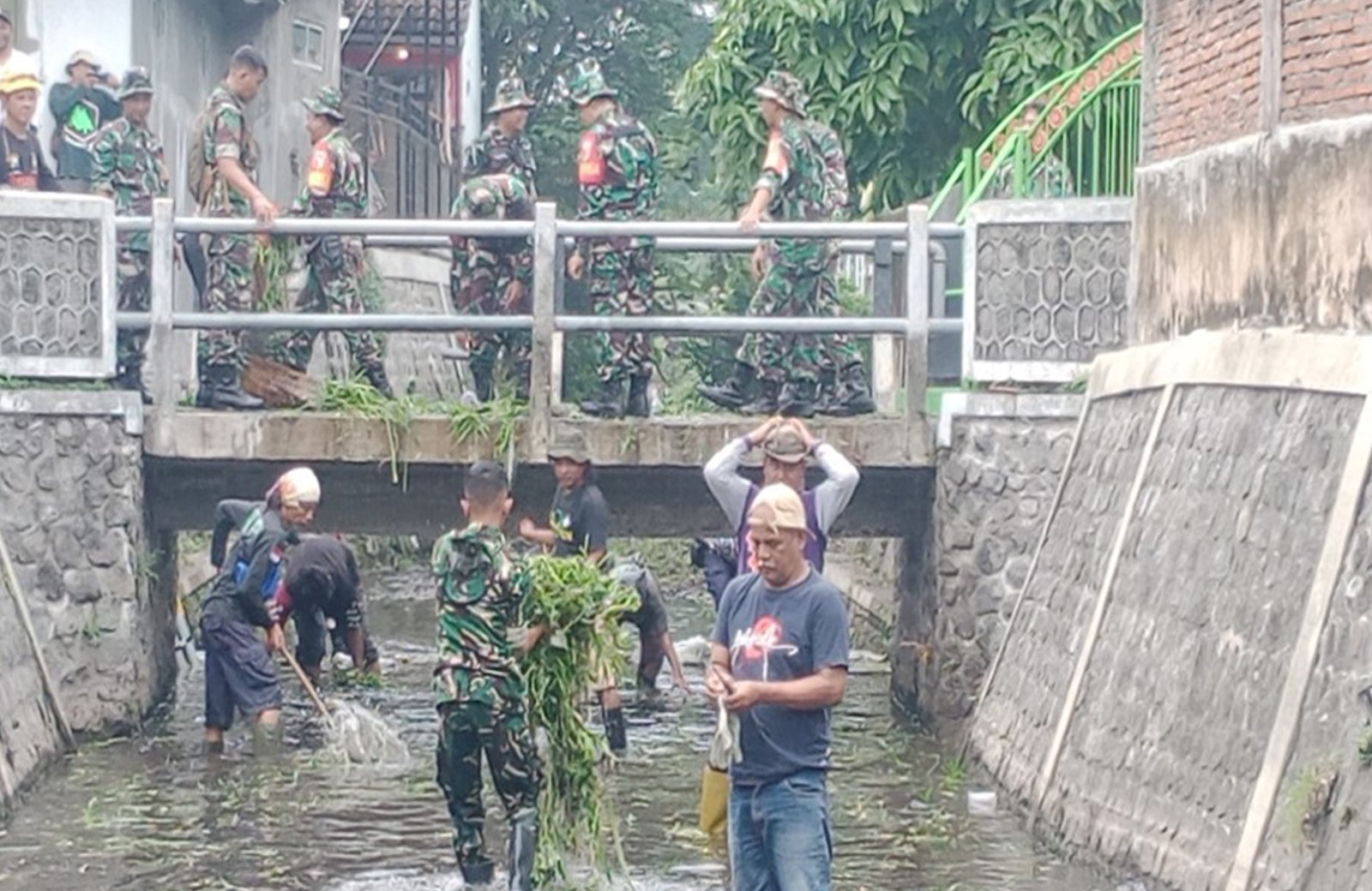 Peringati Hari Juang Kartika Ke-79, Koramil 0808/01 Sukorejo Gelar Aksi Bersih Sungai di Kepanjenkidul