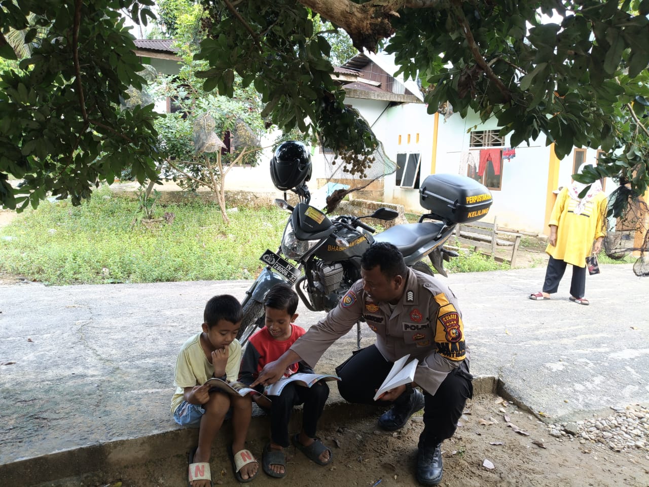 Bripka Wawan Asroy Harahap Sukses Gelar Perpustakaan Keliling di Desa Merangin, Ajak Anak-Anak Belajar dan Bermain