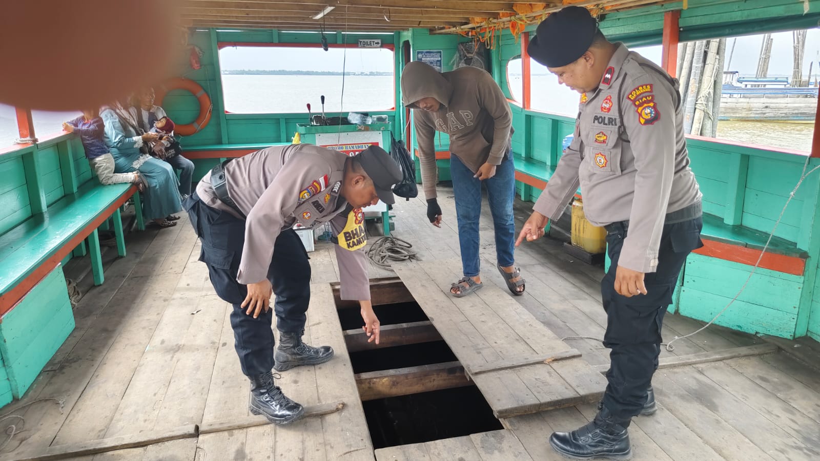 Dalam Rangka Operasi Lilin Lancang Kuning 2024, Polsek Rangsang Barat Pantau Arus Penumpang di Pelabuhan Penyeberangan