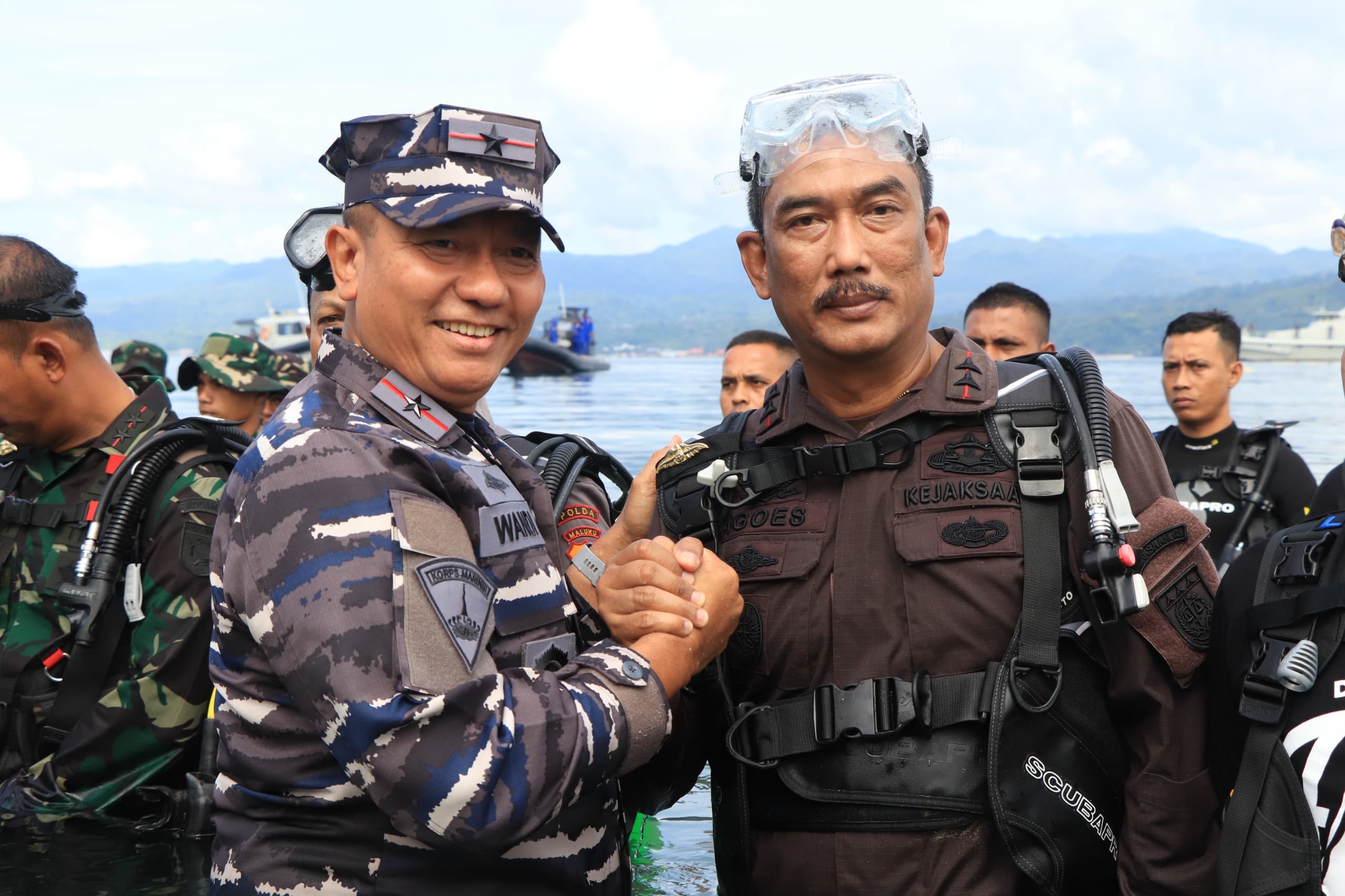 Kajati Maluku Agoes SP Menerima Penyematan Brevet Selam Dasar Militer Bersama Forkopimda Provinsi Maluku