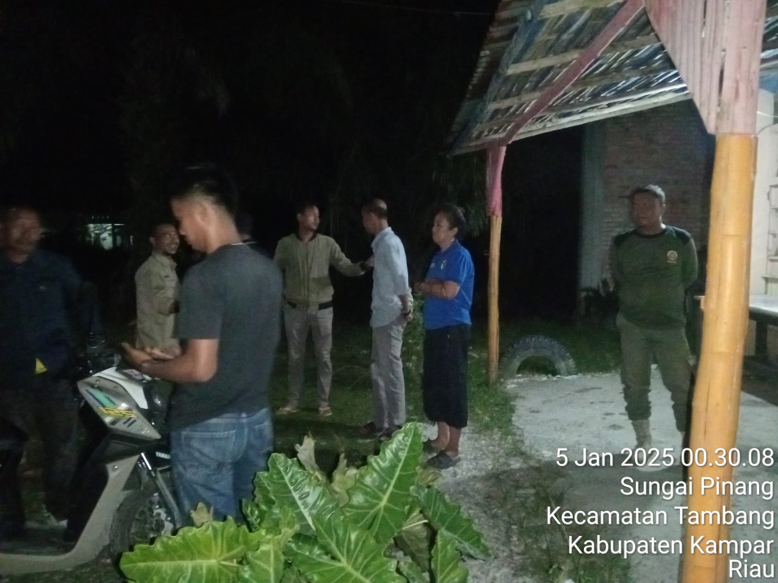 Bhabinkamtibmas dan Satpol PP Tambang Gerebek Warung Remang-Remang di Sungai Pinang, Berikan Himbauan Keras