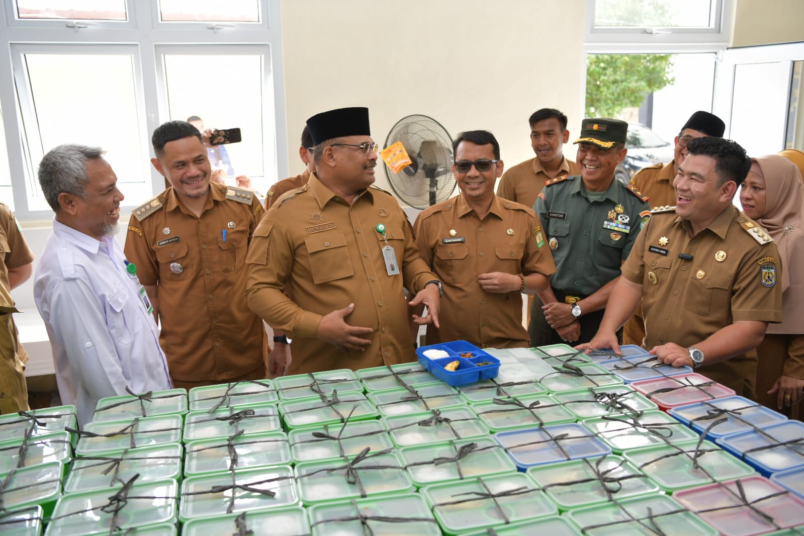 Pj Gubernur Safrizal Cek MBG di SMP dan SMA