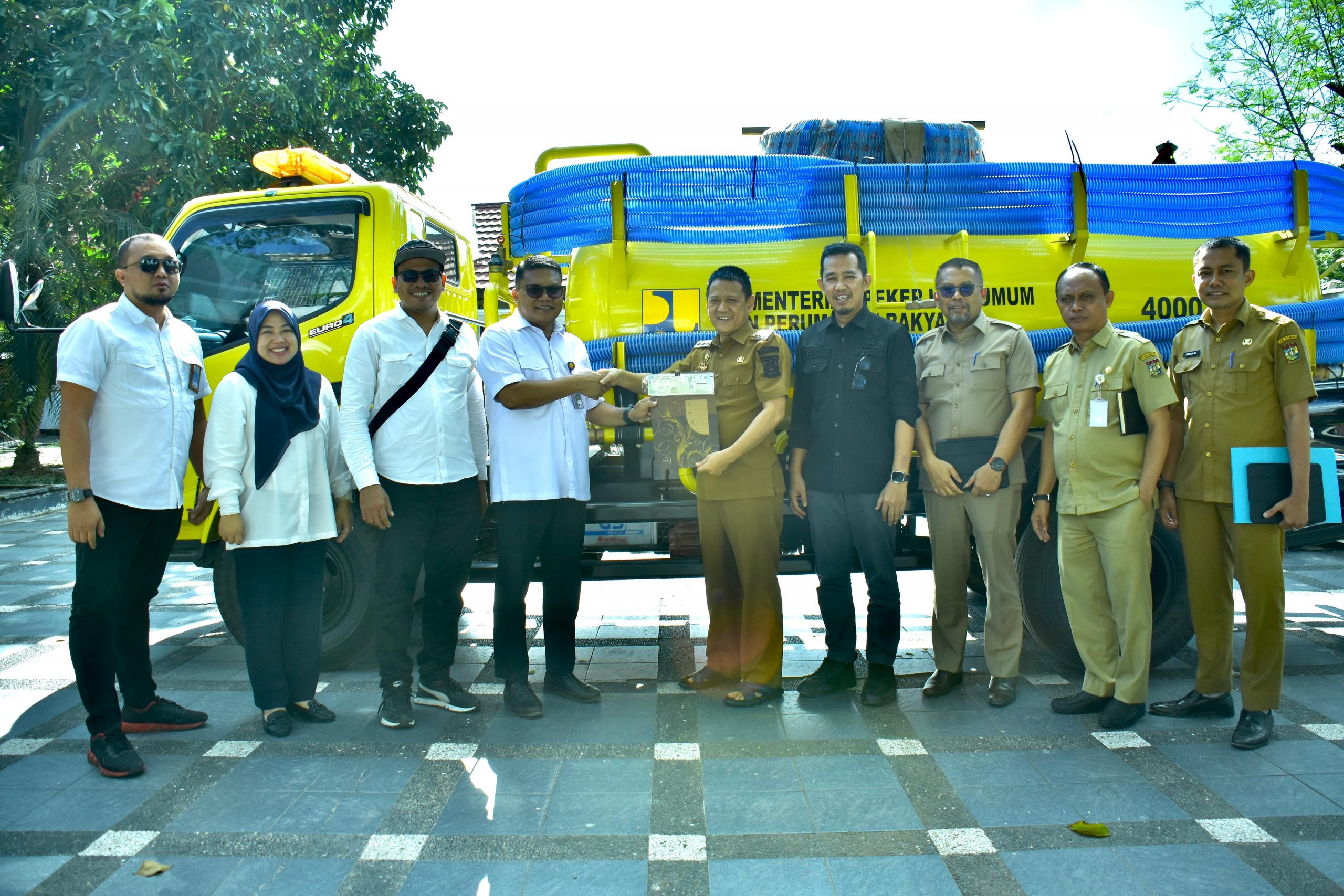 Pj Bupati Kampar Terima Langsung Hibah Satu Unit Mobil Tinja dari Kementerian PU Perumahan Rakyat RI