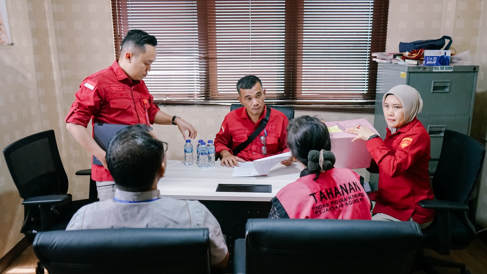 Penyerahan Tersangka dan Barang Bukti (Tahap II) Terhadap Tersangka 2 Tersangka Gratifikasi Ronald Tannur