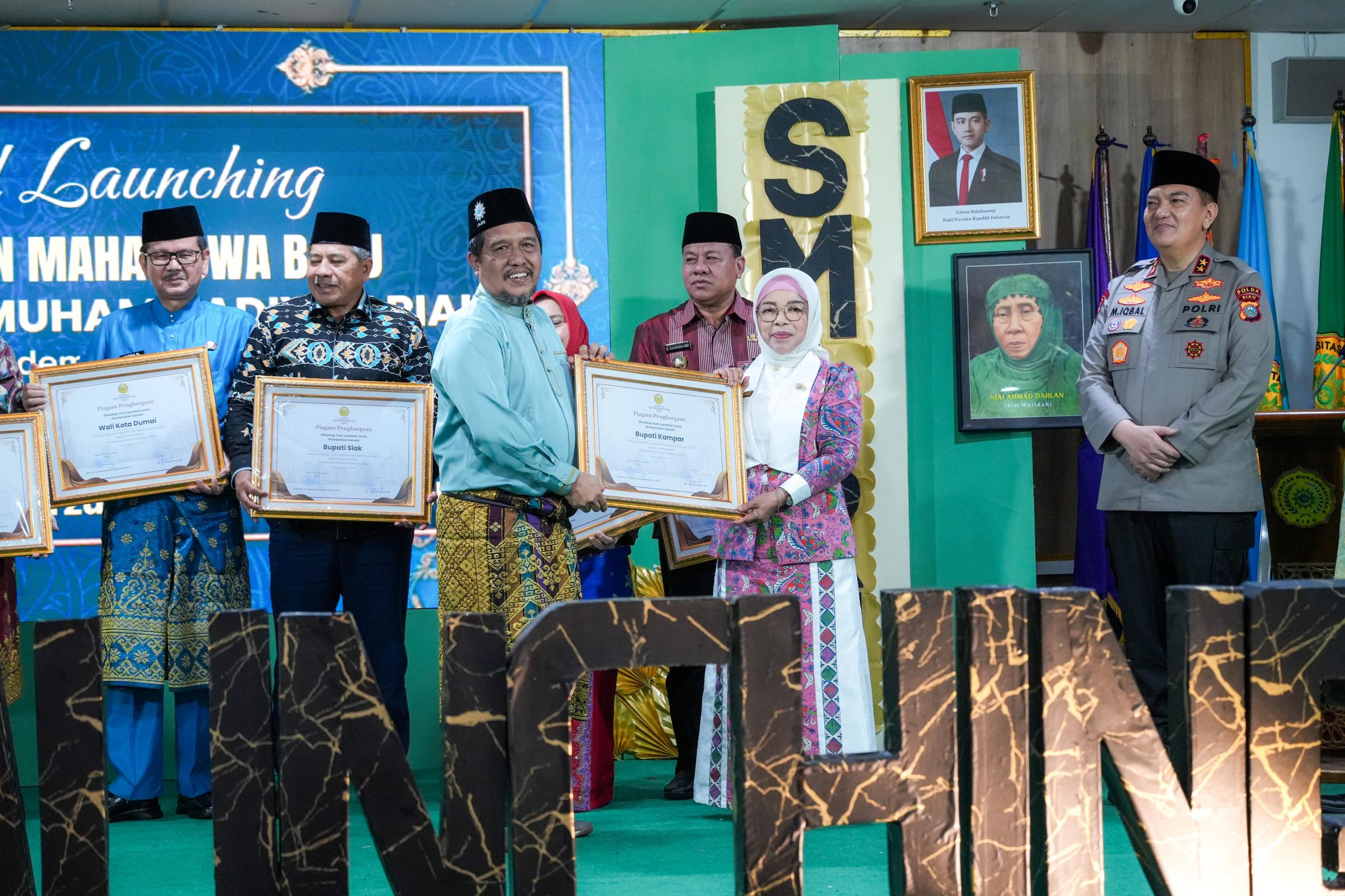 Pemkab Kampar Terima Penghargaan Kepala Daerah Inspiratif Pada Grand Launching Penerimaan Mahasiswa Baru Universitas Muhammadiyah Riau