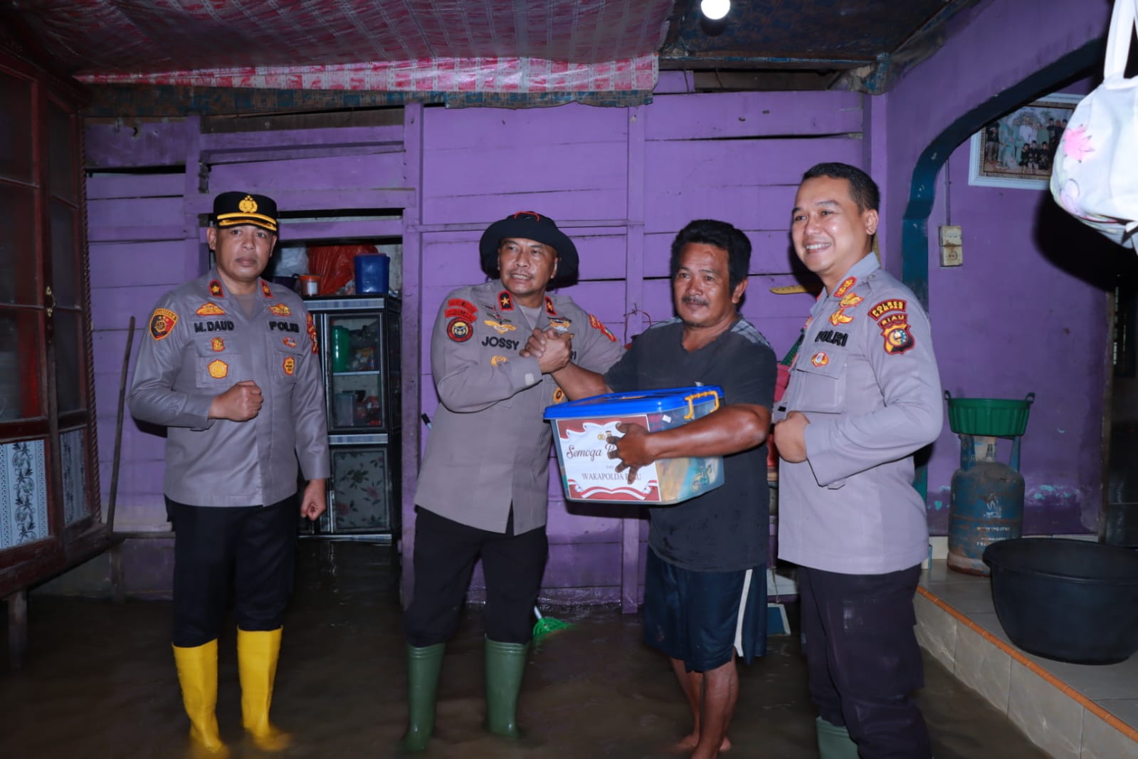 Wakapolda Riau Tinjau Langsung Lokasi Banjir di Gunung Sahilan, Salurkan Bantuan Sembako dan Layanan Kesehatan