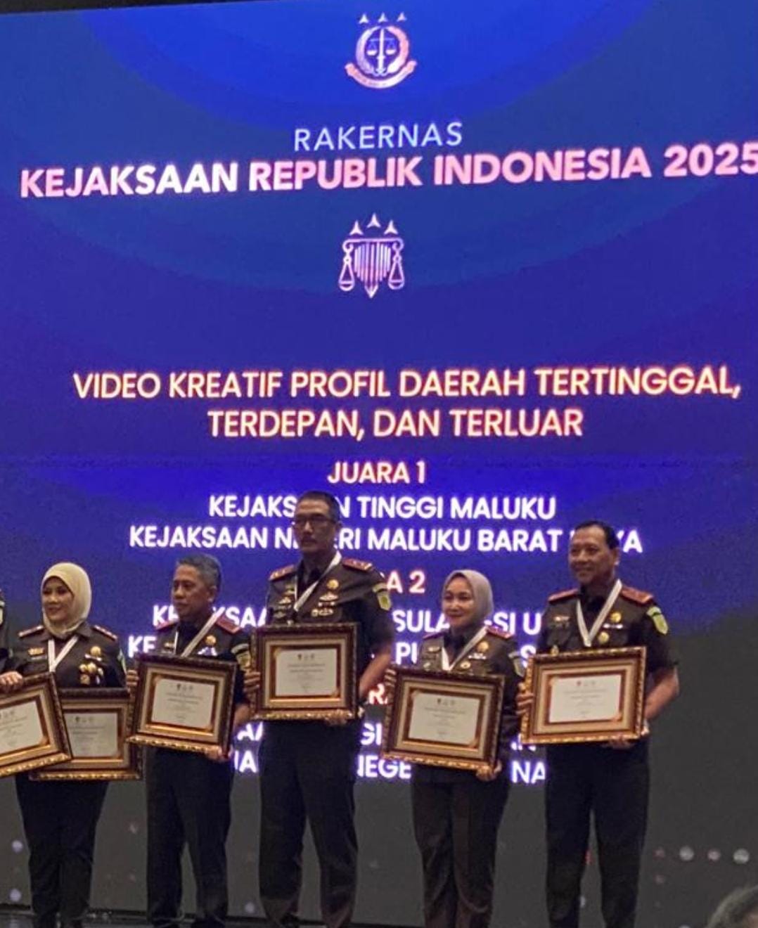 Kajati Agoes SP Menerima Piagam Penghargaan Juara 1 Vidio Kreatif Profil Daerah 3T Dalam Closing Ceremony Rakernas Kejaksaan Republik Indonesia Tahun 2025