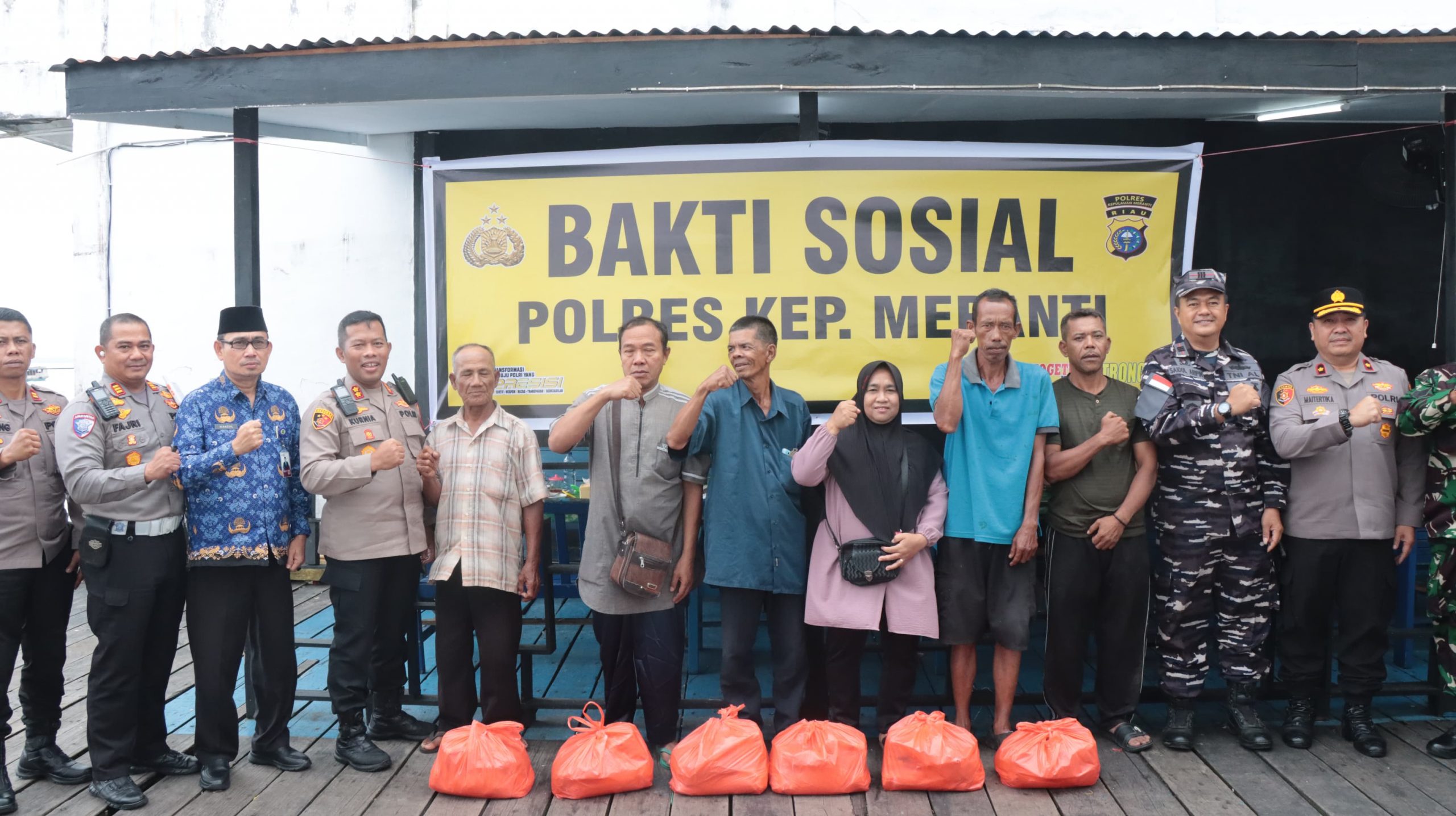 Kapolres Kepulauan Meranti GelarKan Bakti Sosial, Bagikan Paket Sembako kepada Masyarakat