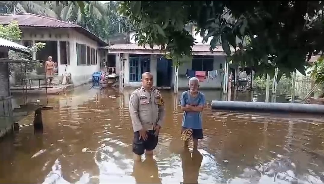 Polisi Hadir di Tengah Warga Desa Teratak Buluh yang Terdampak Luapan Sungai Kampar, Himbau Waspada dan Jaga Kerukunan