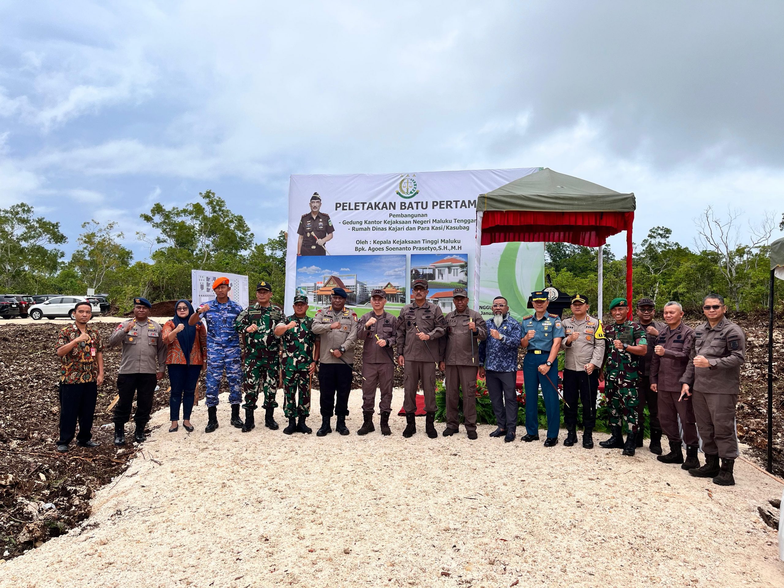 Kajati Maluku AGOES SP, Meletakkan Batu Pertama Pembangunan Gedung Kantor Kejaksaan Negeri Maluku Tenggara Di Langgur