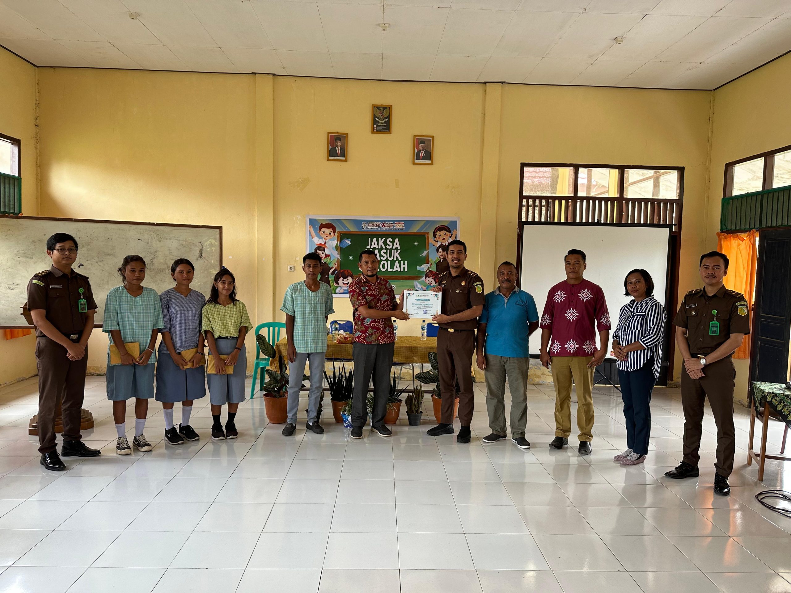 Kejari SBB Lakukan Giat Jaksa Masuk Sekolah di SMKN 2 Seram Bagian Barat