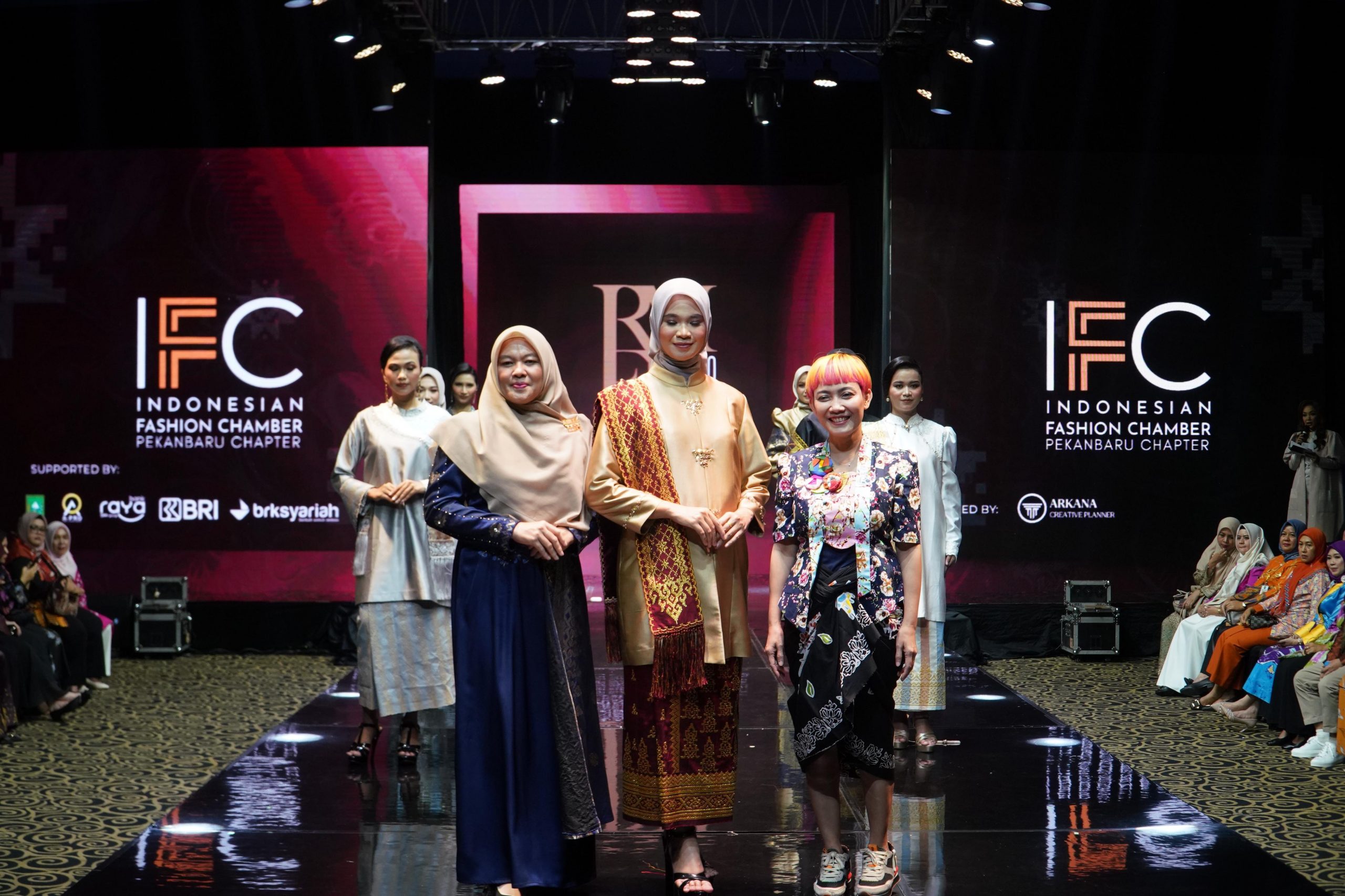 Pj Ketua Dekranasda sekaligus Pj.Ketua TP-PKK Kabupaten Kampar Hadiri Event Riau Modest Parade 2025 oleh Indonesia Fashion Chamber (IFC)