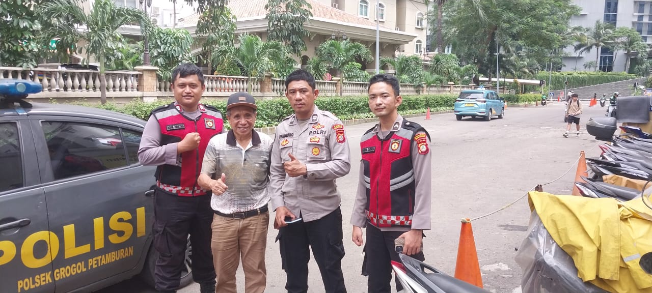 Sigap! Polsek Grogol Petamburan Kembalikan HP Penumpang GrabCar Yang Tertinggal