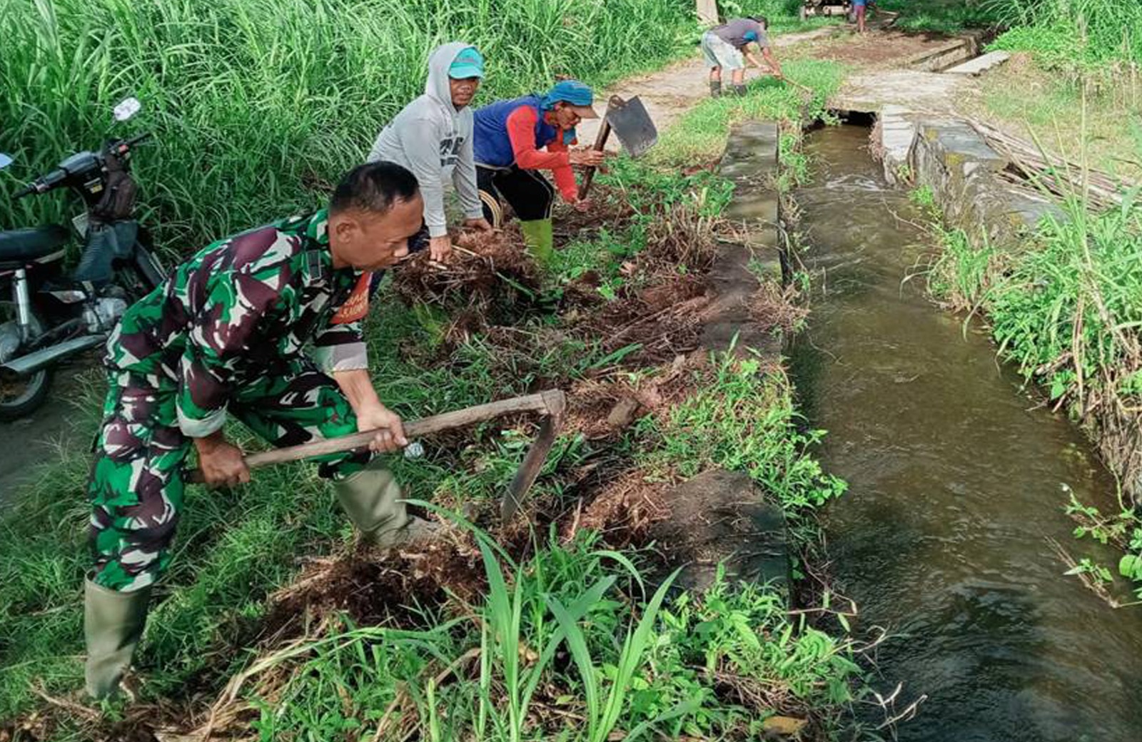 Maksimalkan Fungsi Irigasi, Babinsa Karanggondang Bersama Warga Bersihkan Saluran Irigasi