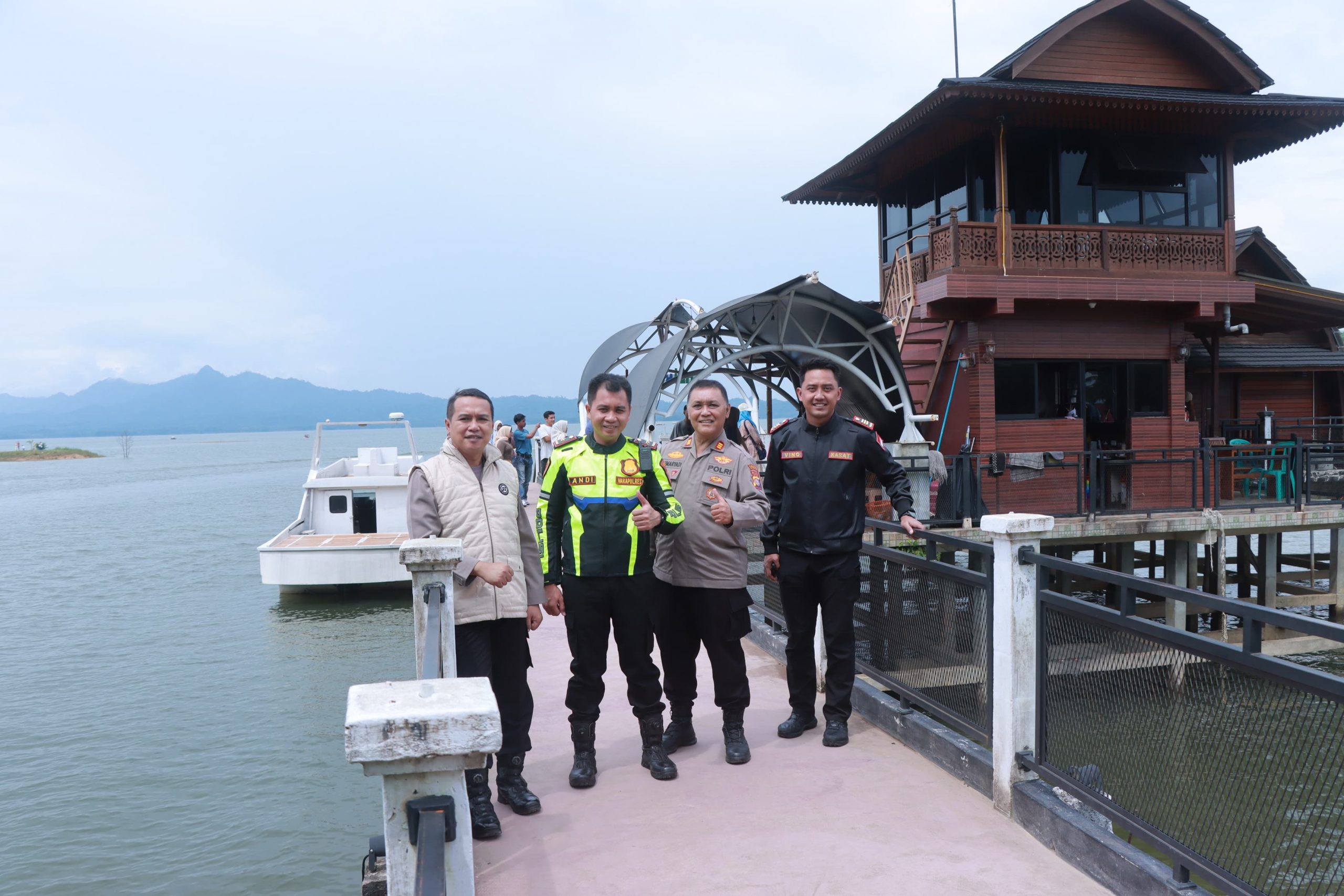 Liburan Seru, Tetap Waspada! Kapolres Kampar Patroli di Henferd Land XIII Koto Kampar, Ingatkan Keamanan dan Harkamtibmas