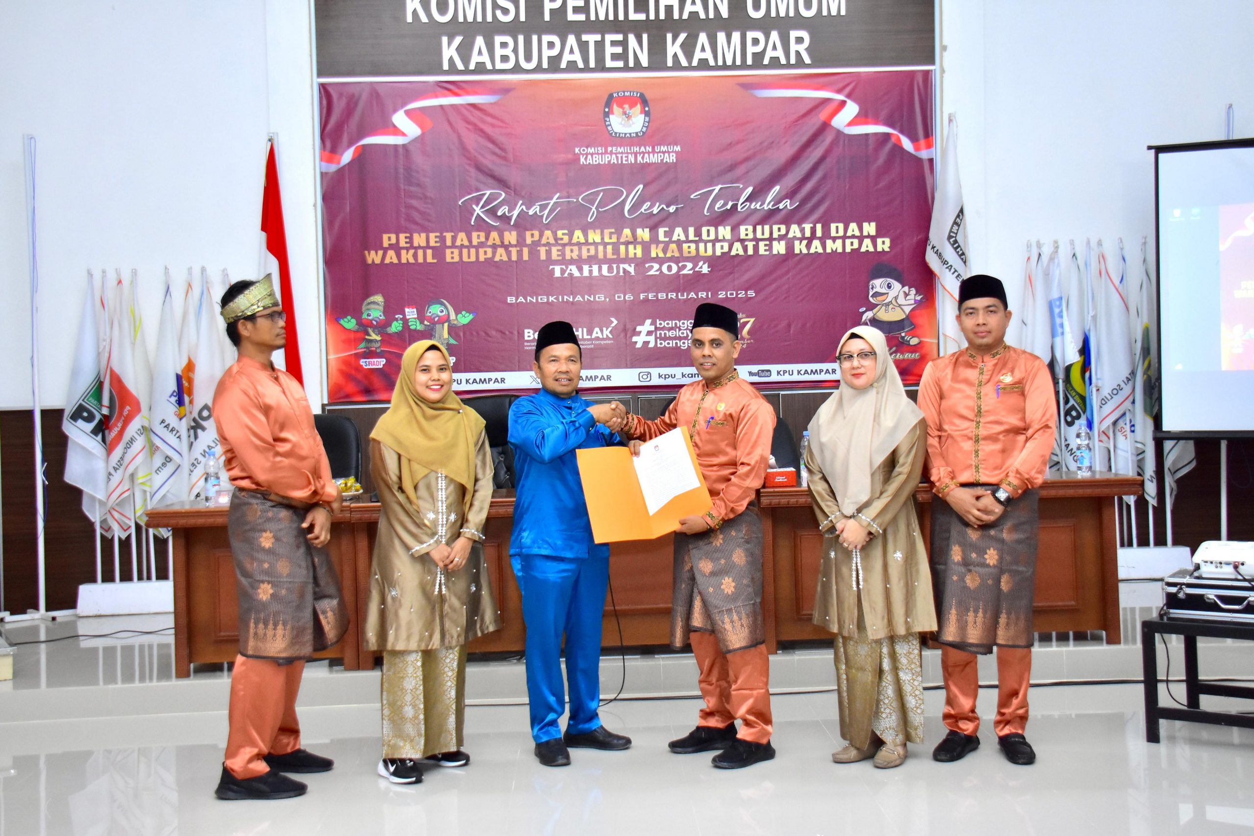 Kado Hari Jadi ke 75 Kabupaten Kampar, Pleno Terbuka KPU Kampar Tetapkan Bupati/Wakil Bupati Kampar 2025-2030 Ahmad Yuzar dan Misharti