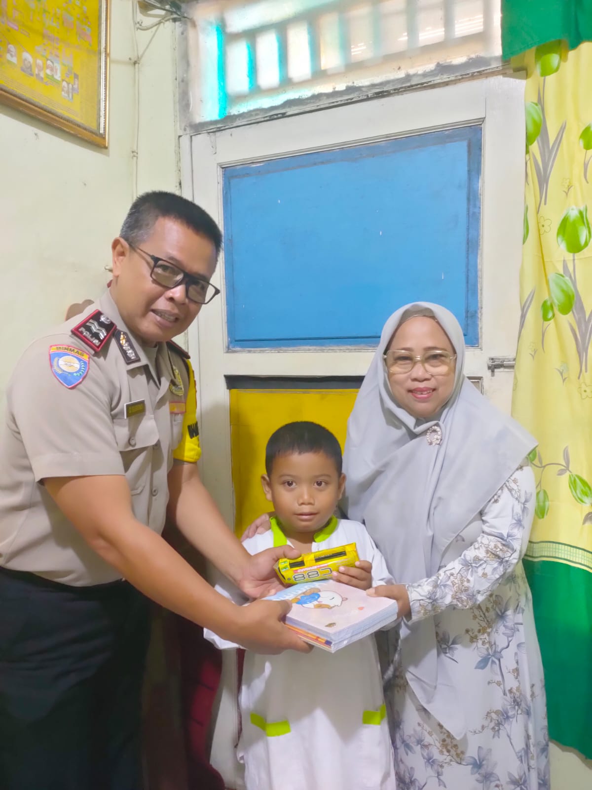 Polri Sahabat Anak, Polsek Tambora Tunjukkan Kepedulian Lewat Pembagian Alat Tulis Sekolah