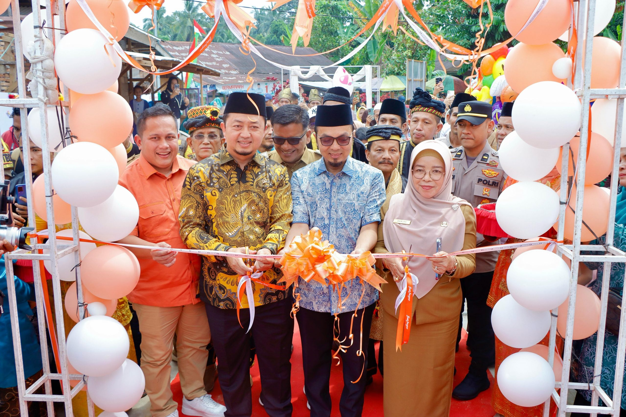 Penjabat Sekda Kampar Resmikan Jembatan Gantung Desa Pulau Jambu dan Peringati HUT Ke-24 Desa Pulau Jambu