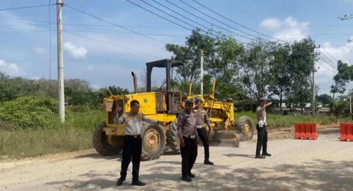 Sat Lantas dan Dishub Bersinergi dengan PUPR Rohul Perbaiki Jalan Rusak