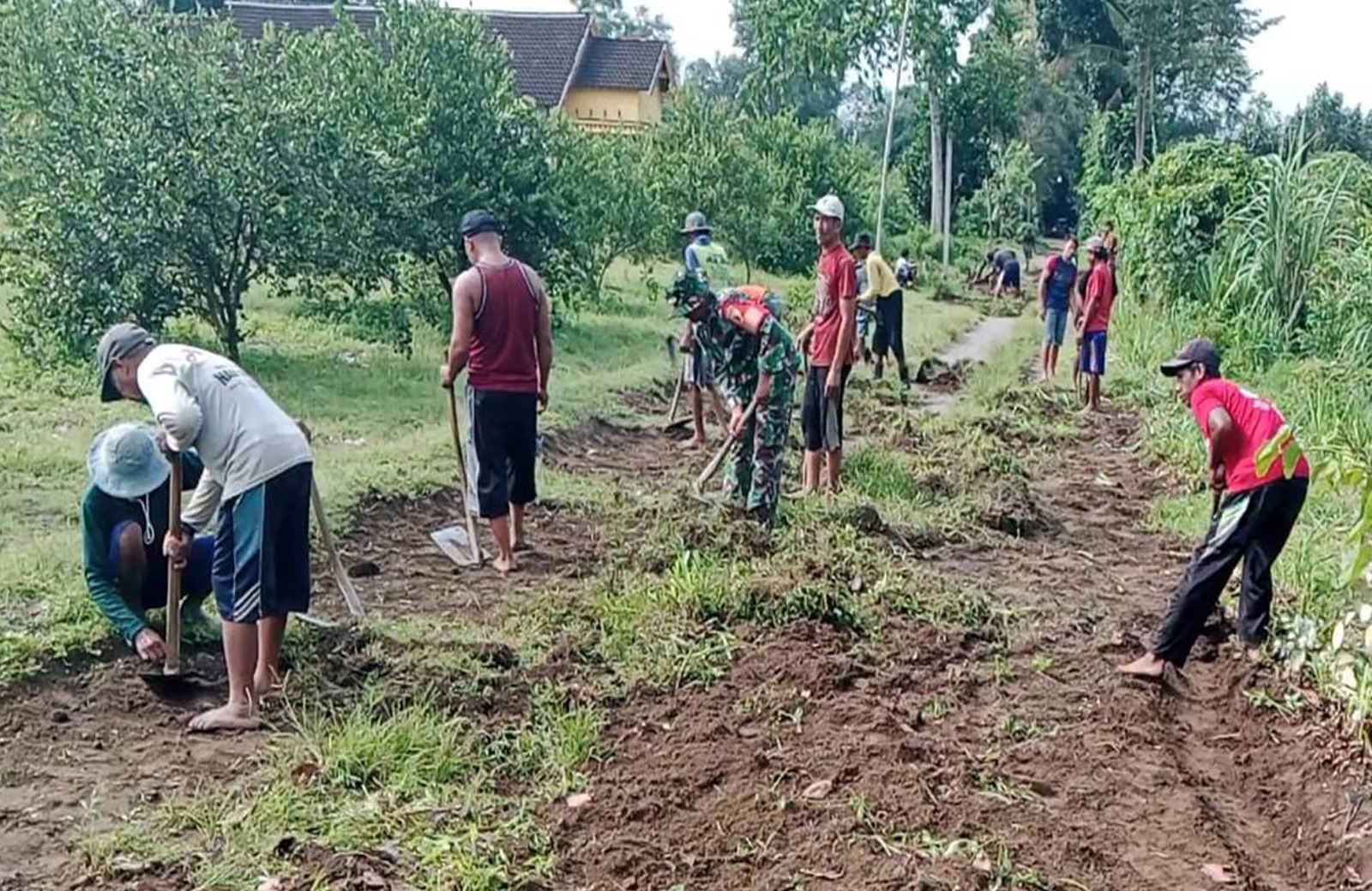Minggu Bersih Babinsa Kebunduren Bersama Warga, Bahu-Membahu Kerja Bakti Bersihkan Jalan Dusun