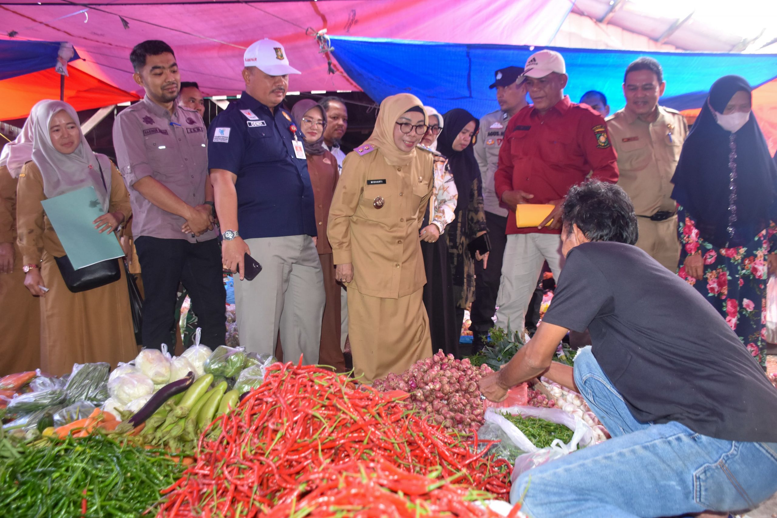 Tinjau Pasar Kuok Jelang Ramadhan, Wakil Bupati Dr.Misharti : Alhamdulillah Harga Sembako dan Bahan Pokok Stabil