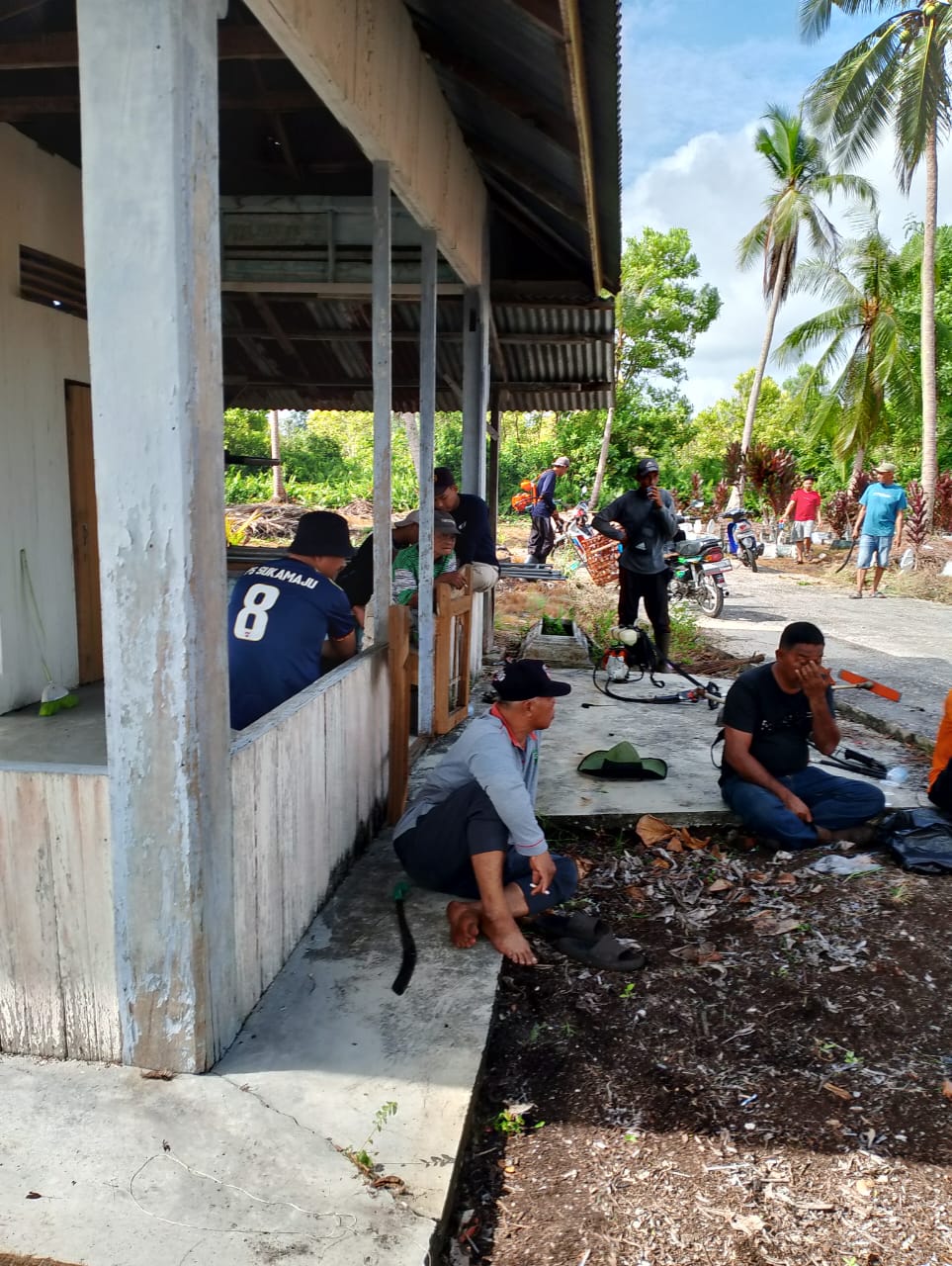 Sambut Ramadhan, Warga Sukamaju Gotong Royong Bersihkan TPU Welas Asih