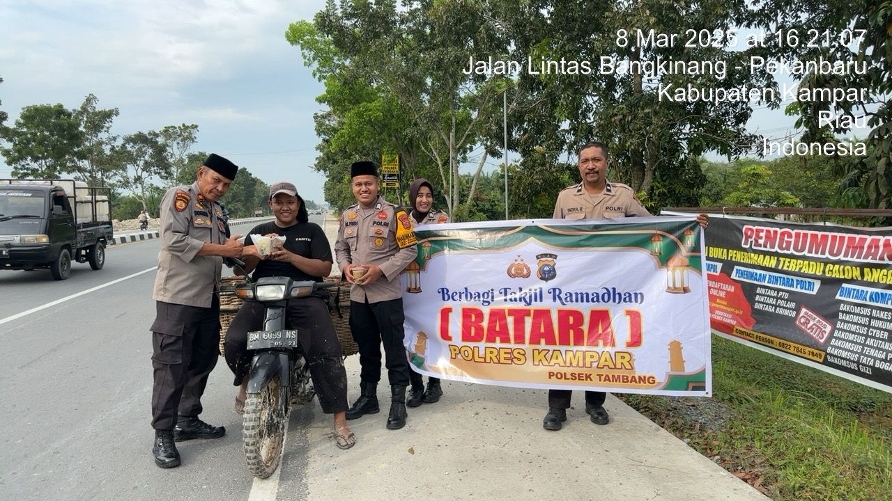 Peduli di Bulan Ramadhan, Polsek Tambang Kembali Berbagi Takjil Gratis