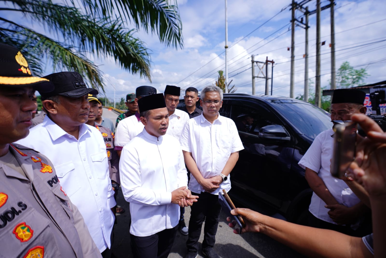 Gubernur Riau Tinjau Jembatan Sungai Rokan Yang Bergeser