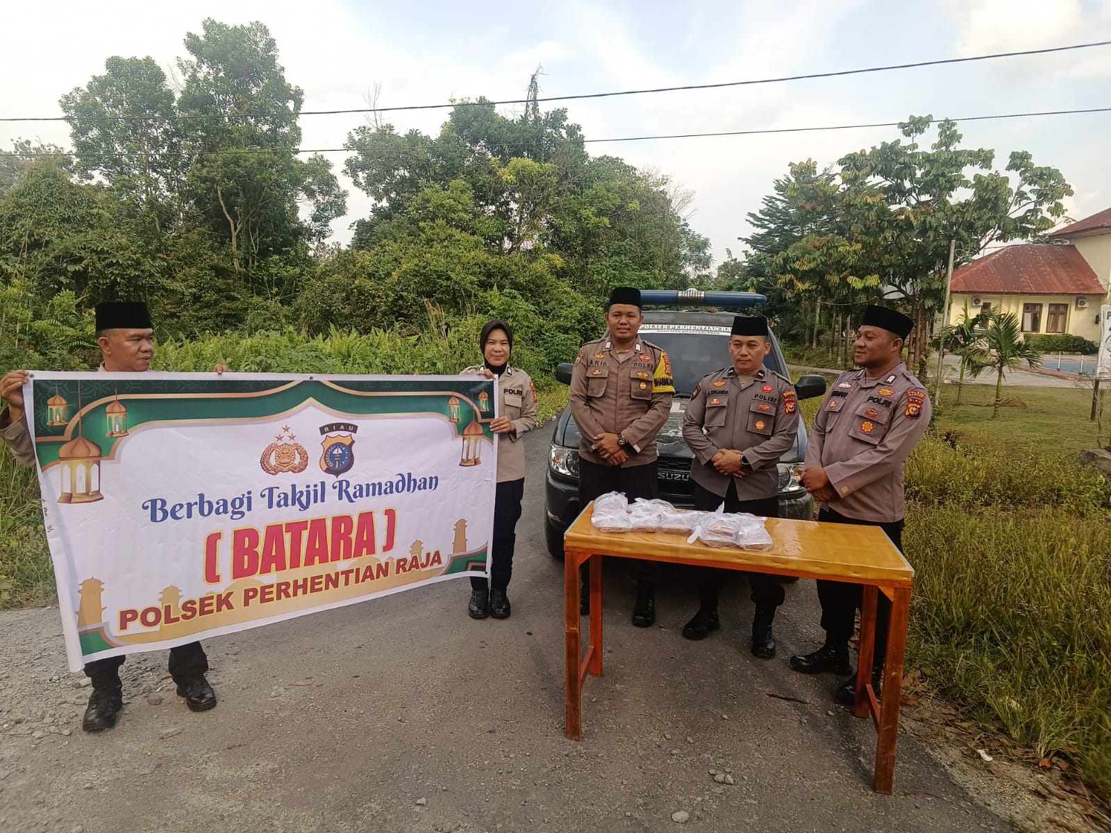 Polsek Perhentian Raja Bagikan Takjil di Bulan Ramadan, Tebarkan Kebaikan di Tengah Masyarakat