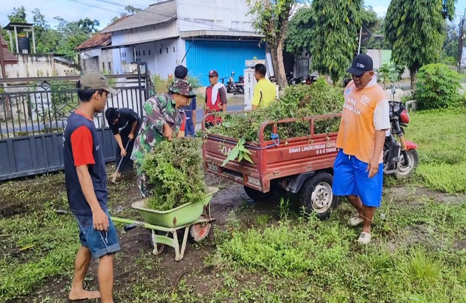 Semangat Gotong Royong, Babinsa Kebonduren dan Warga Bersihkan Lingkungan Desa