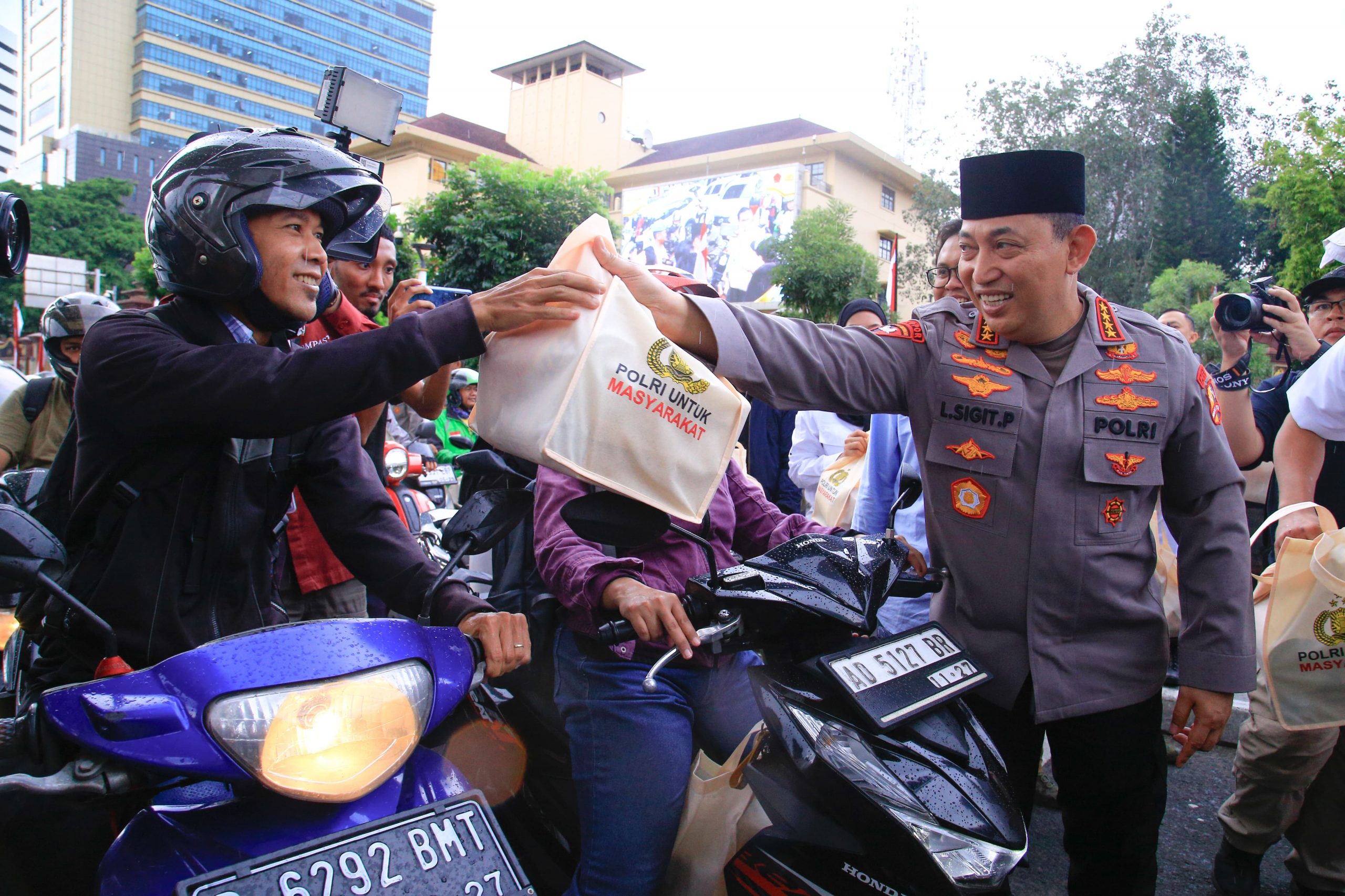 Masyarakat Antusias Saat Kapolri Turun Langsung Berbagi Takjil