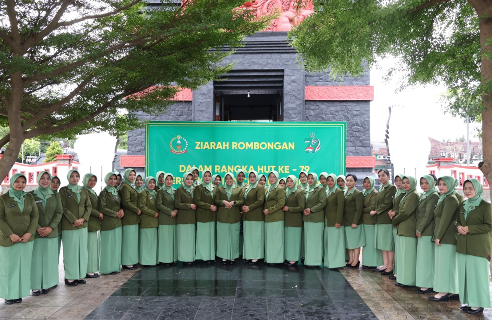 Sambut HUT Ke – 79, Persit Kartika Chandra Kirana Cabang XXII Dim 0808/Blitar Tabur Bunga Di TMP Raden Wijaya