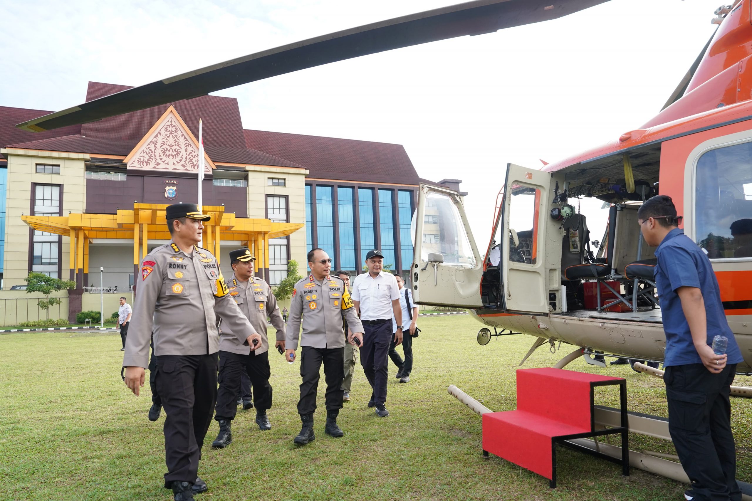Pastikan Lalu Lintas Lancar Kapolda Riau Pantau Jalur Mudik Lintas Riau-Sumbar Lewat Udara