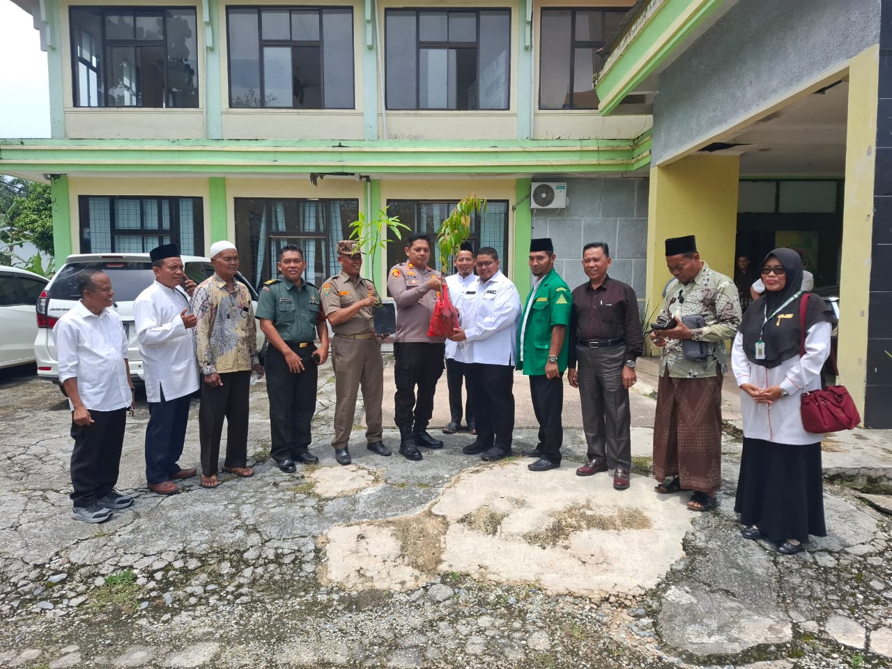Kapolsek Tapung Hilir dan Camat Tanam Bibit Durian, Dukungan Penghijauan Untuk Masa Depan