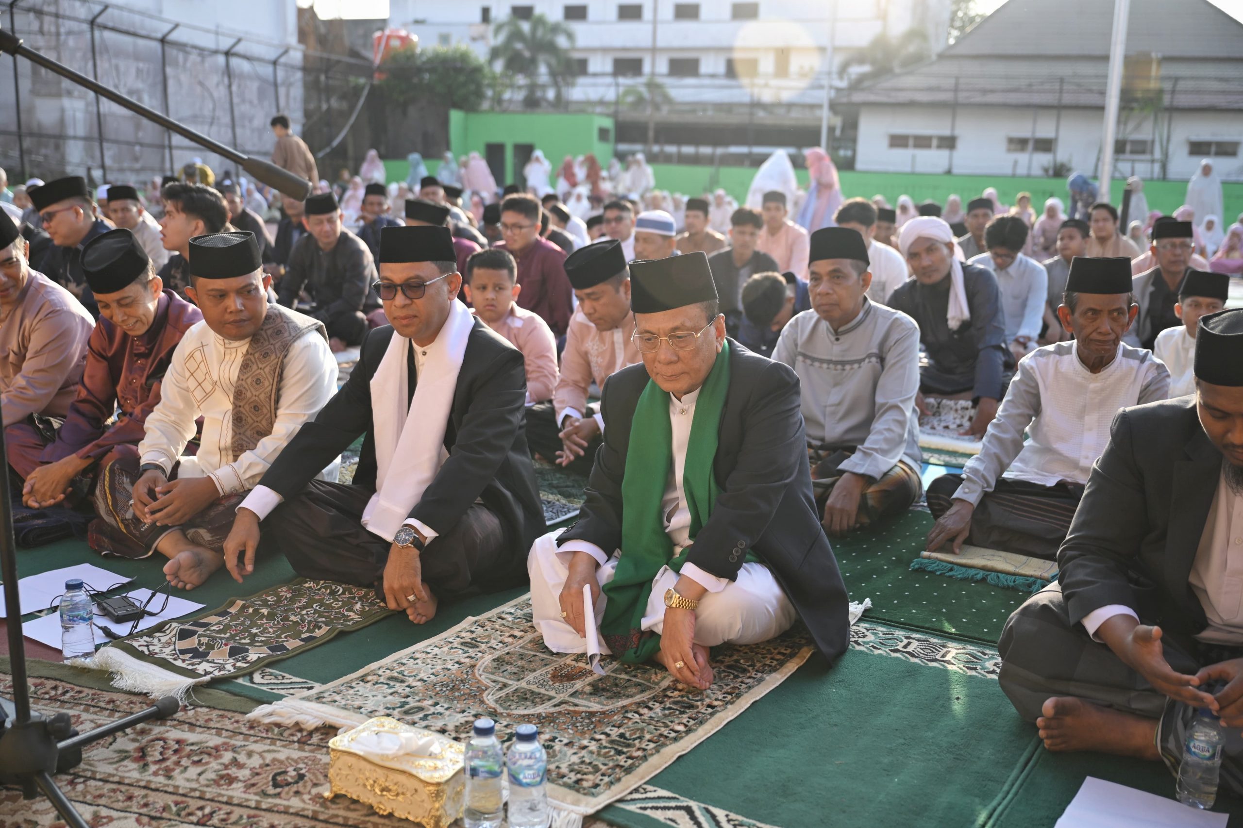 Bupati Rohil H. Bistamam dan Keluarga Sholat IdulFitri 1446 H di Lapangan Perteba Bagansiapiapi