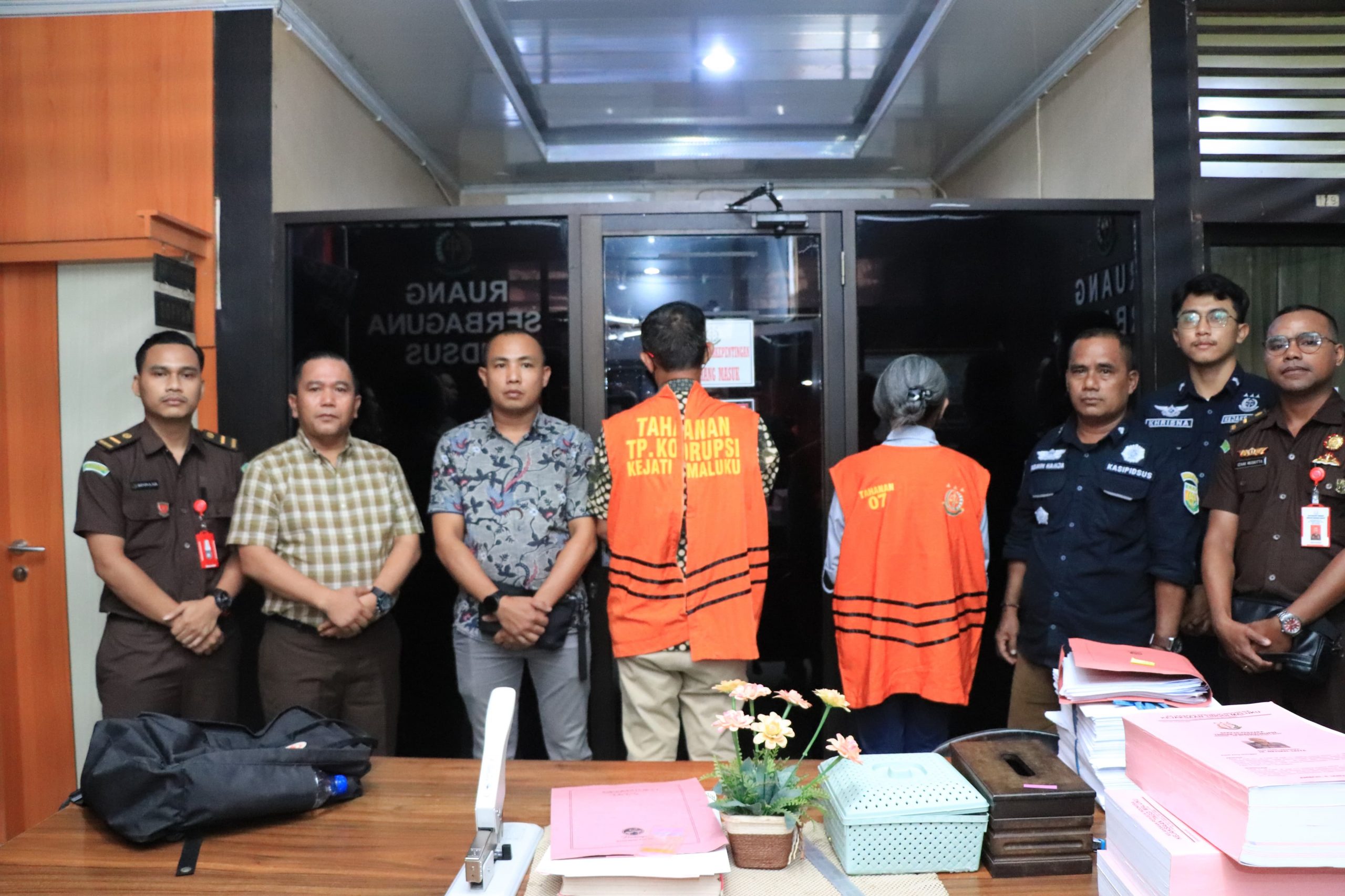 Kejari SBB Lakukan Penahanan 2 Orang Tersangka Dugaan Tipikor Dalam Pengelolaan Bansos Covid -19 Pada Dinas Sosial Kab.SBB