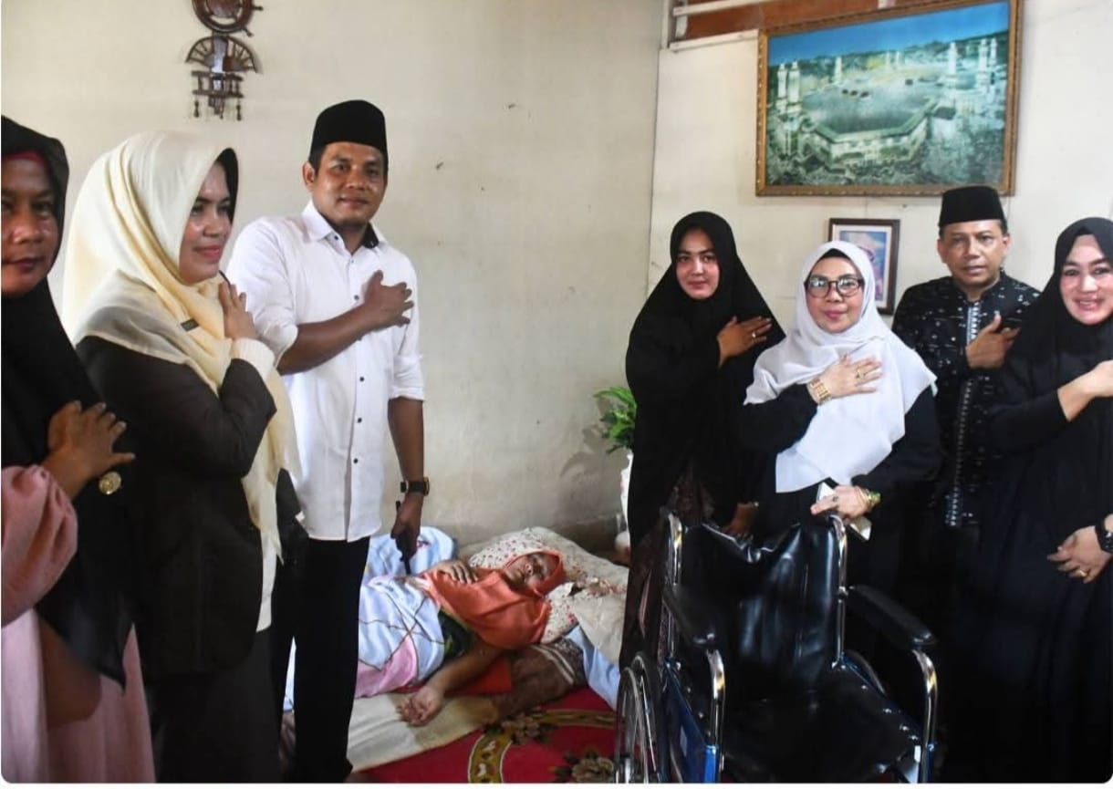 Wabup Kampar Serahkan Bantuan Kursi Roda Pada Salah Seorang Masyarakat Desa Tanjung Berulak