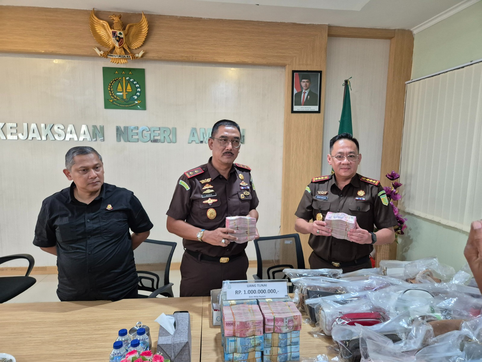 Tim Penyidik Kejari Ambon, Geledah Dan Sita Dokumen Dan Barang Bukti Lainnya Terkait Dugaan Korupsi Di PT. DOK Dan Perkapalan Waiame Ambon