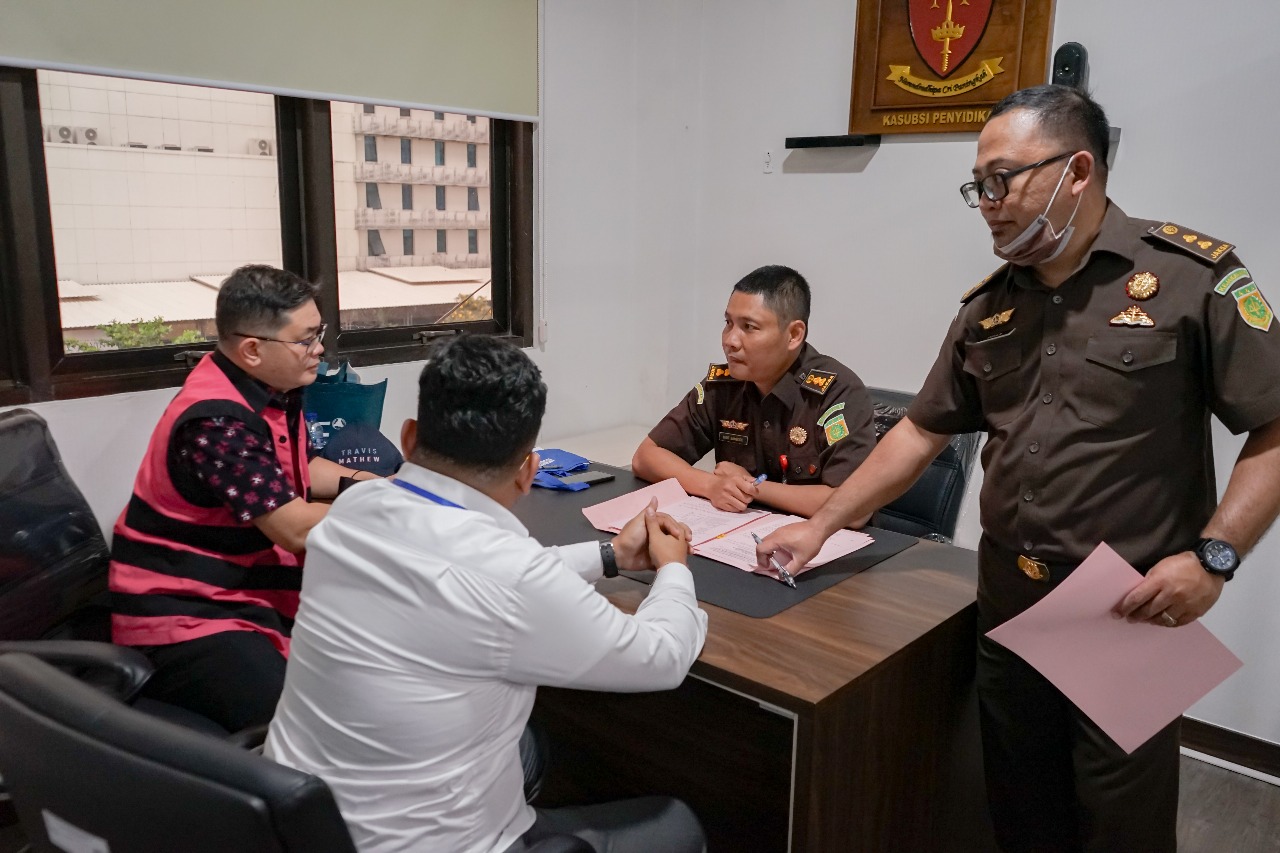 Penyerahan Tersangka dan Barang Bukti (Tahap II) Dalam Perkara Impor Gula Terhadap 9 Orang Tersangka