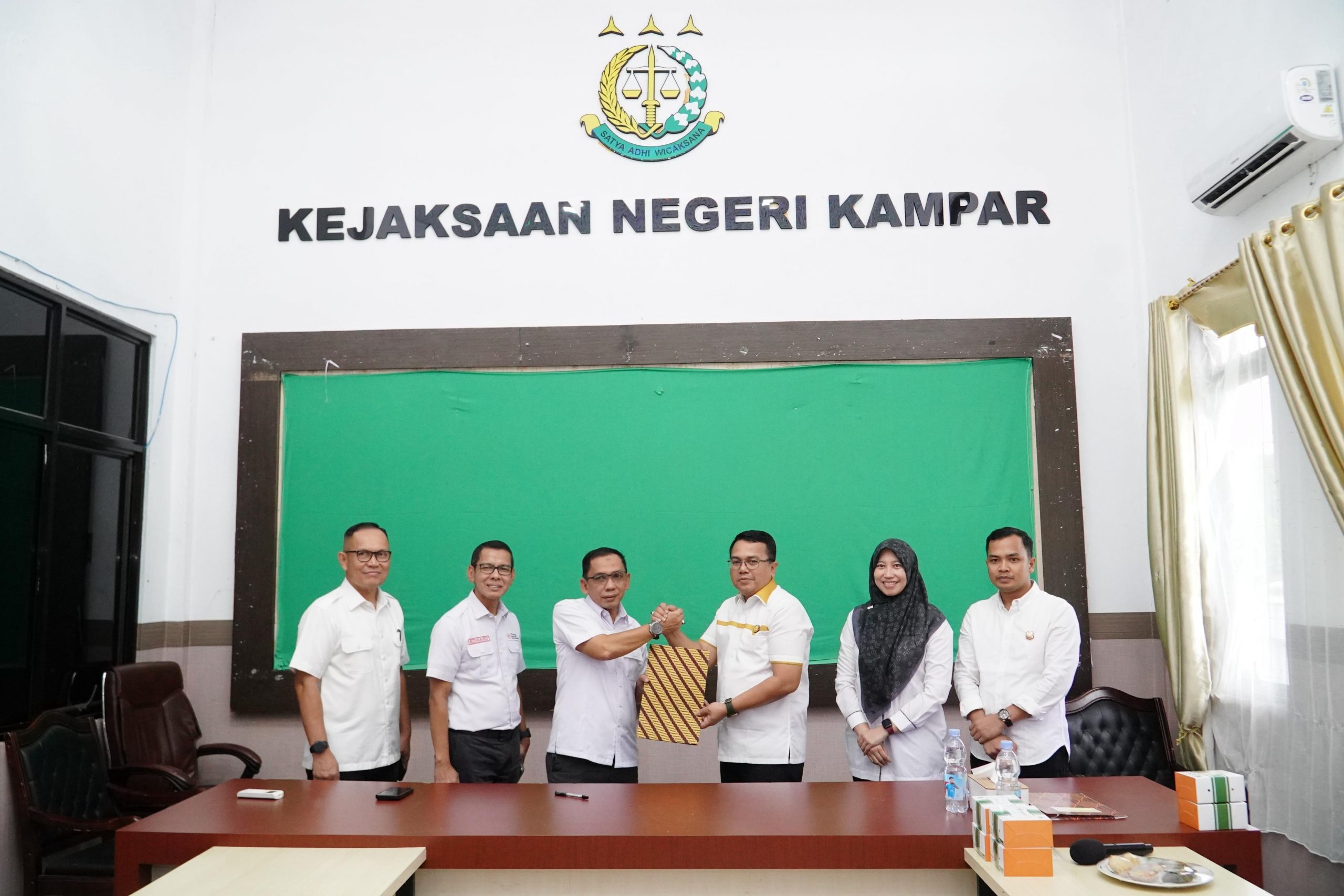Plh Sekda Kampar Ir. H. Azwan, M.Si Lakukan Penandatanganan Berita Acara Penyelamatan Aset Daerah di Kejari Kampar