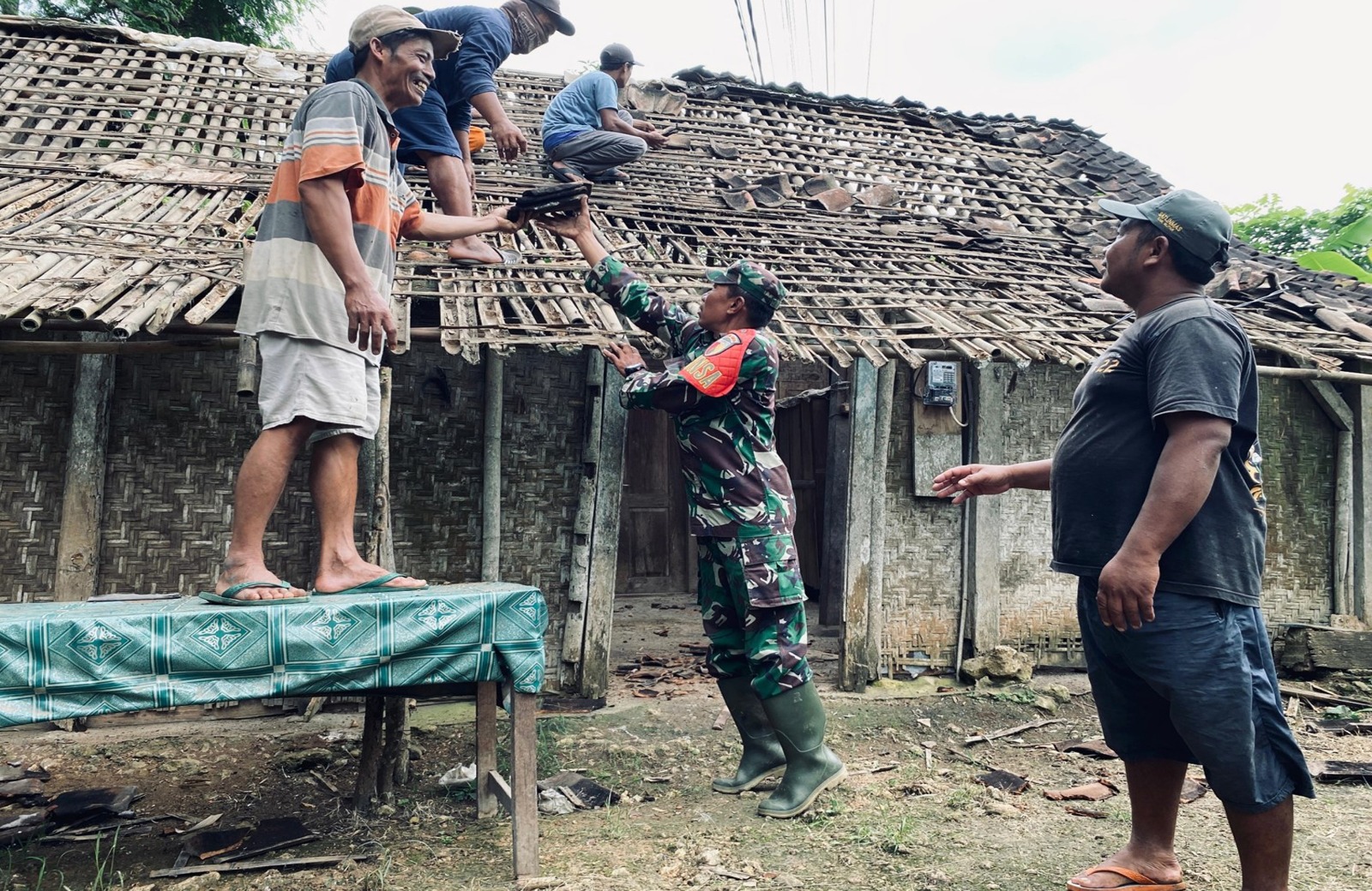 Gotong Royong Rehab Rumah Di Kaligambir, Babinsa Dan Warga Wujudkan Kepedulian Bersama